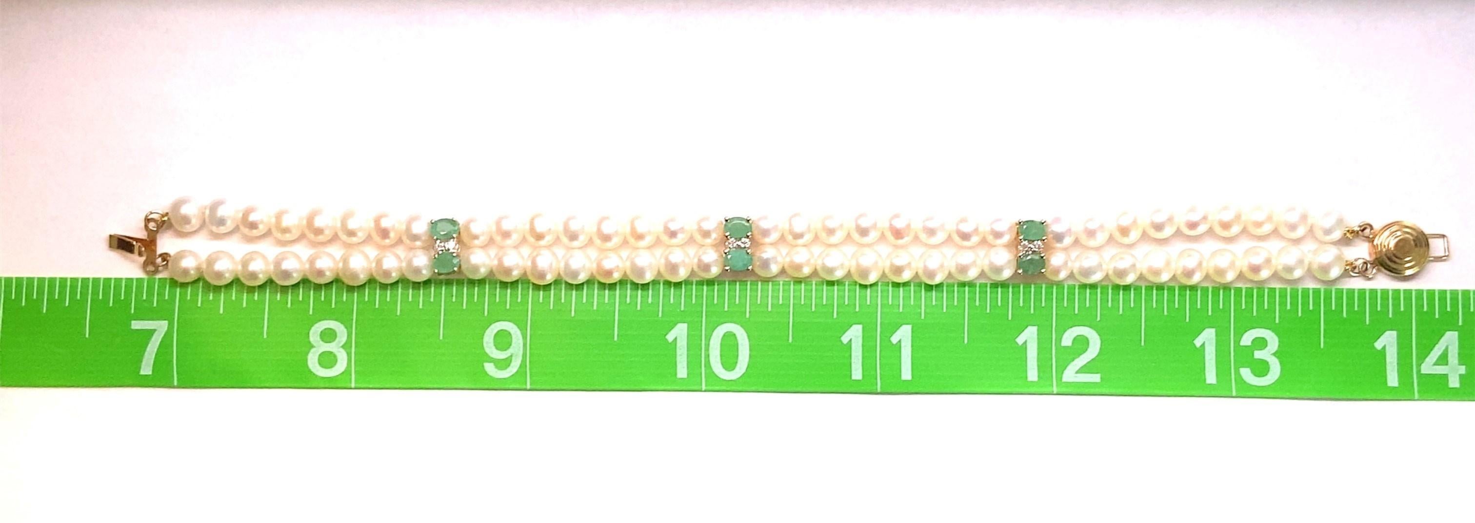 Armband aus 14-karätigem Gelbgold mit Perlen, Smaragden und Diamantakzenten. 

Die Perlen sind ca. 4,7-5,2 mm groß, die Smaragde wiegen ca. 0,78 tcw und die Diamanten wiegen ca. 0,03 tcw, Reinheit VS-I3, Farbe I-J.

Das Armband ist 7 Zoll lang und