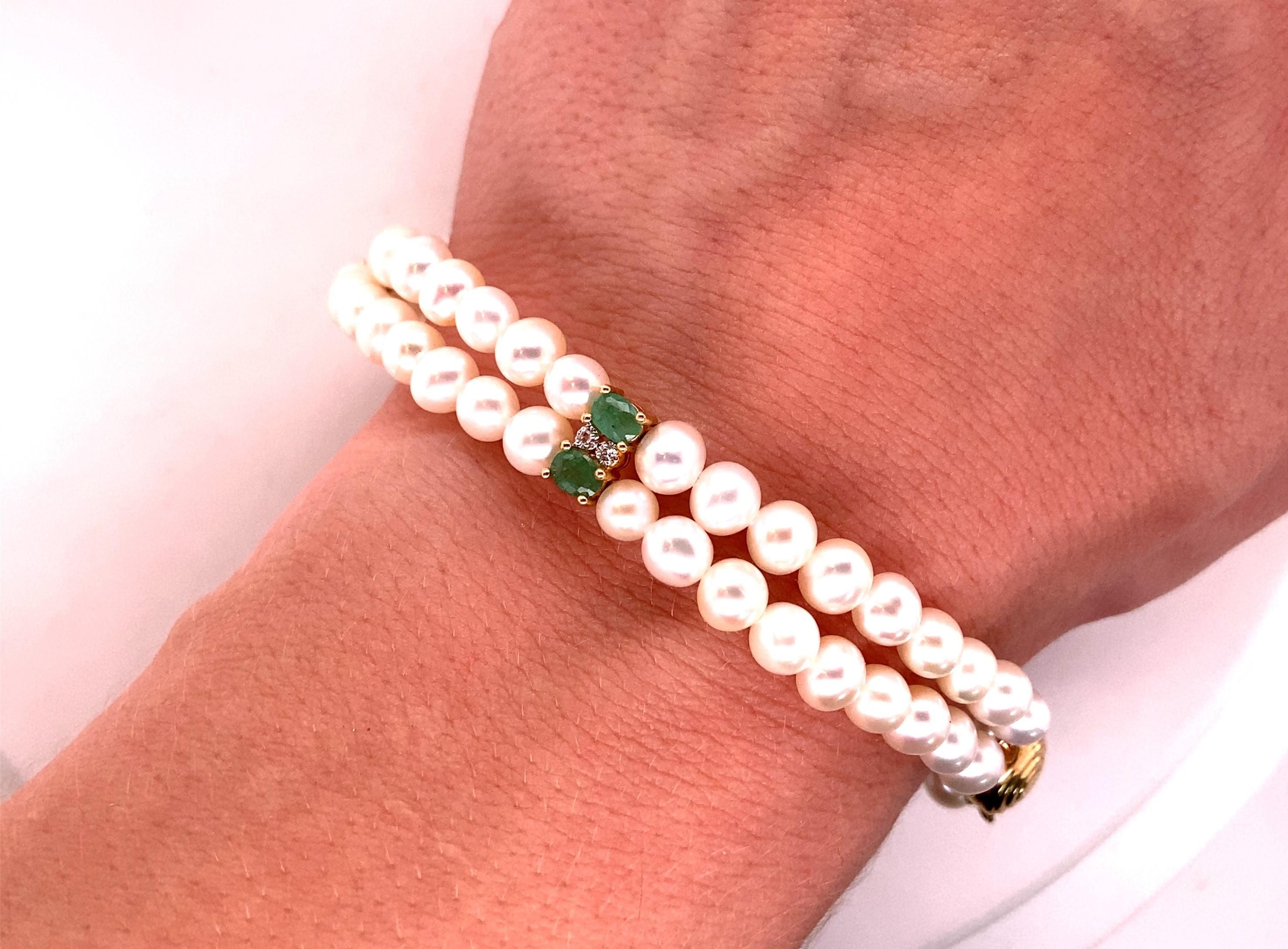 Armband aus 14 Karat Perlen, Smaragden und Diamanten (Ovalschliff)