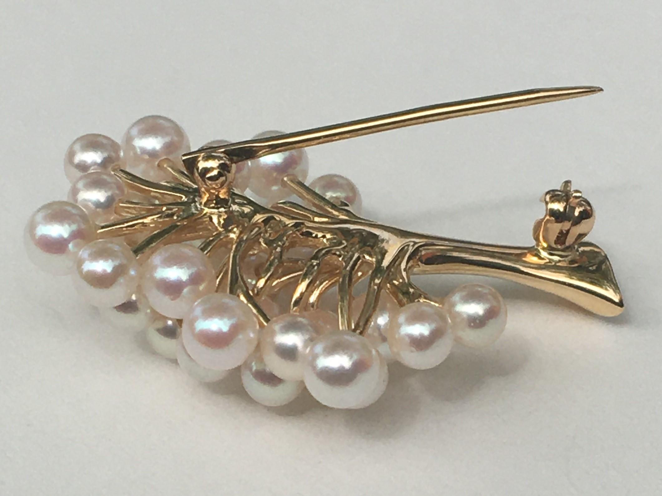 This adorable brooch can be worn with any outfit!
14 karat yellow gold
28 round white pearls of varying sizes
Approximately 33mm tall and 26mm wide
Stick pin with safety 
Stamped 