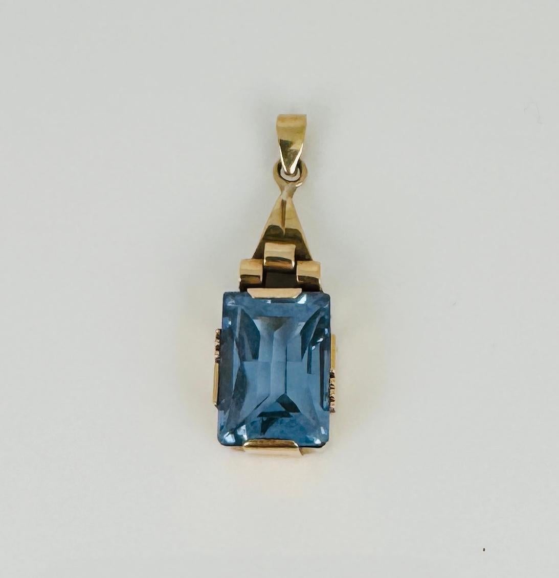 Dieser Vintage-Anhänger ist aus 14-karätigem Gold gefertigt und mit einem wunderschönen blauen Spinell besetzt. Der satte blaue Farbton des Spinells ist ein echter Blickfang. Dieser Edelstein wurde aufgrund seiner leuchtenden Farbe und seiner