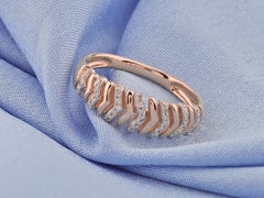 Bague moderne en or rose 14 carats avec un diamant de 0,17 carat à taille ronde, montée en forme de chevron