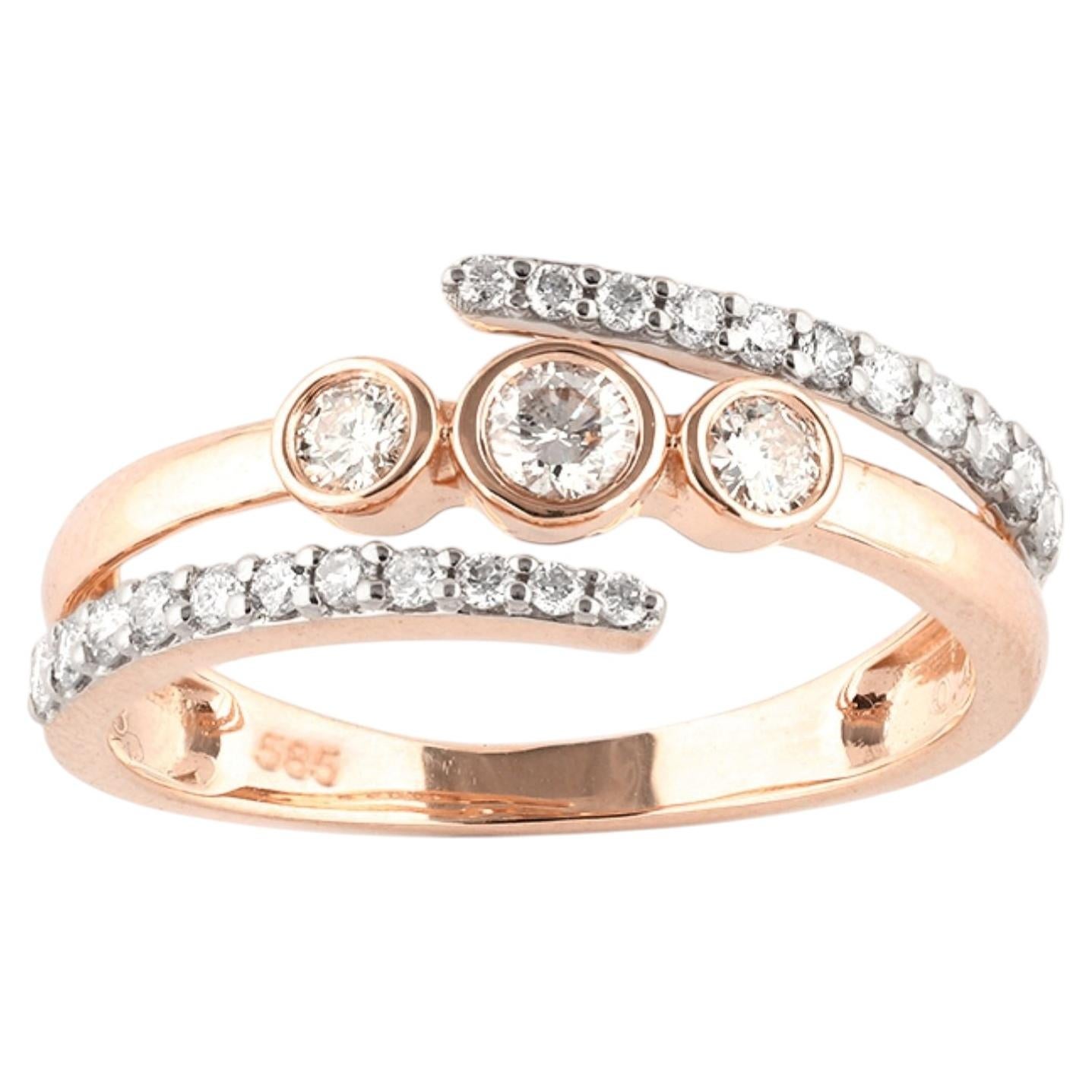 14-karätiger Roségold-Ring mit rundgeschliffenen Diamanten in der Fassung und drei Steinen im Bypass-Design