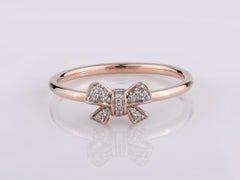 Bague empilable en or rose 14 carats avec diamant taille ronde et motif nœud
