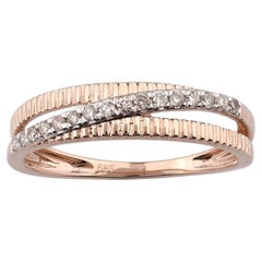 Ring aus 14-karätigem Roségold mit geriffeltem Crossover-Design und rundgeschliffenen Diamanten