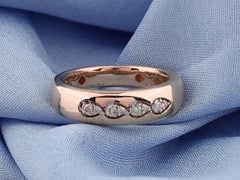 Bague en or rose 14 carats, de forme bombée, sertie de quatre grappes de diamants taille ronde et ornée d'un bord festonné