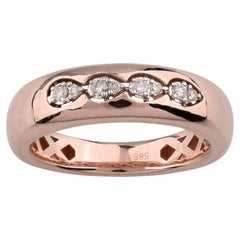 Bague en or rose 14 carats, de forme bombée, sertie de quatre grappes de diamants taille ronde et ornée d'un bord festonné