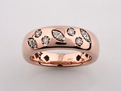 Bague bombée en or rose 14 carats, sertie de diamants taille ronde disposés en grappes
