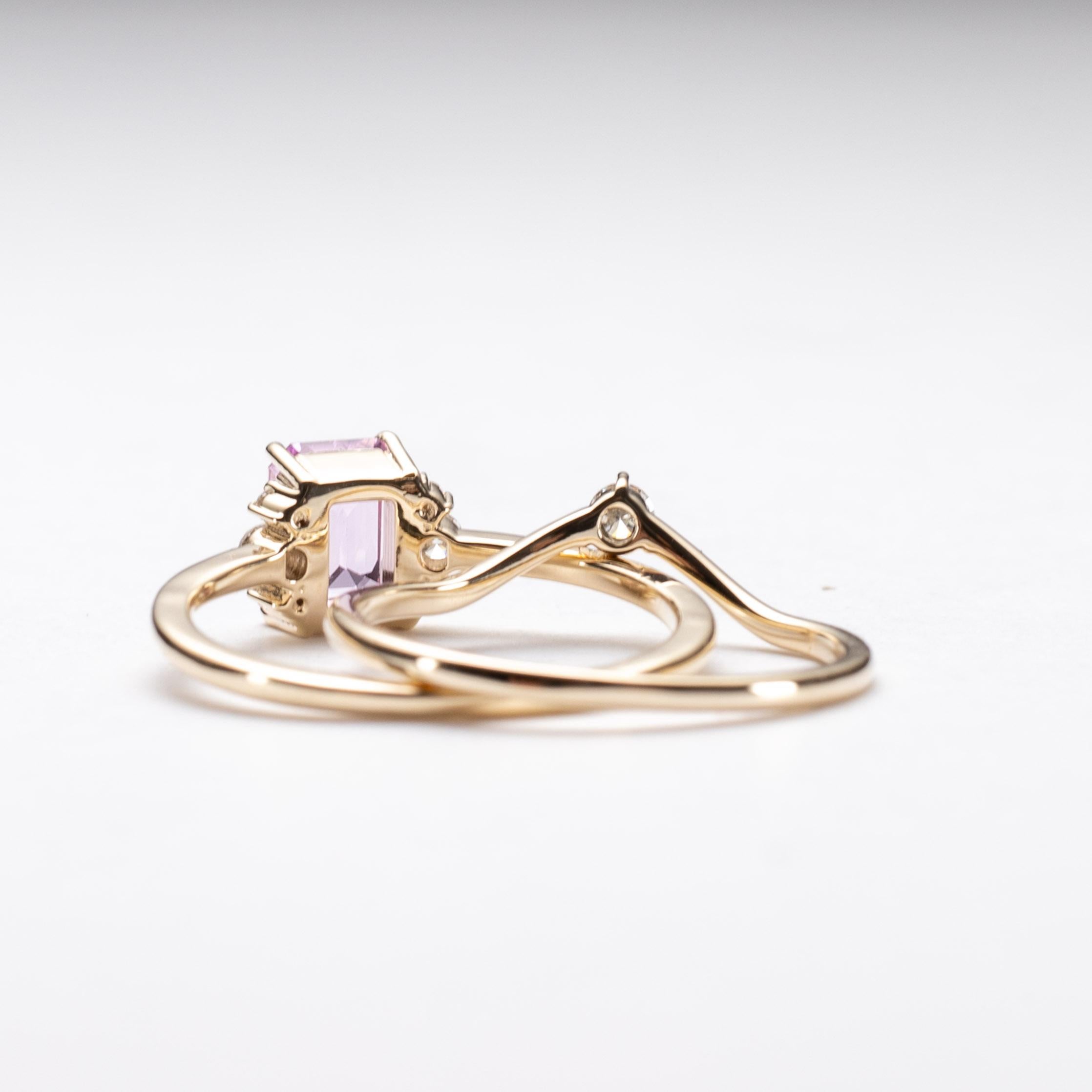 Zaffiro rosa impreziosito da accenti di diamante. Set di due anelli

Metallo: Oro giallo 14 carati
A. Stone: Zaffiro rosa naturale
Peso della pietra: 1 carato 
A. Stone: Diamante rotondo
Colore e purezza del diamante: GHI, VS
Dimensioni della