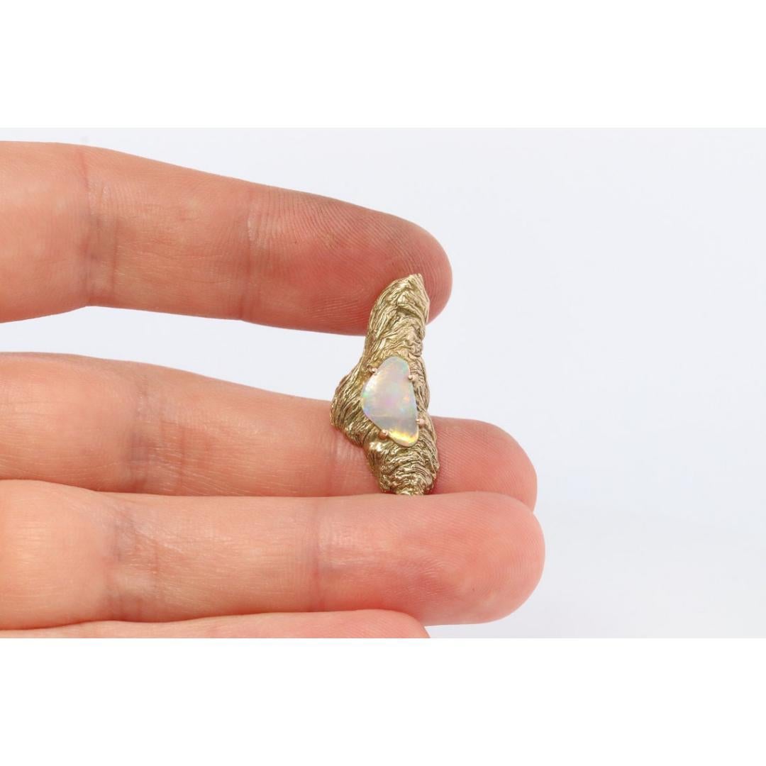 Donna Ciondolo a forma di OPALE con reticolo in 14k. Pendente australiano in cristallo opale e pepita d'oro. in vendita