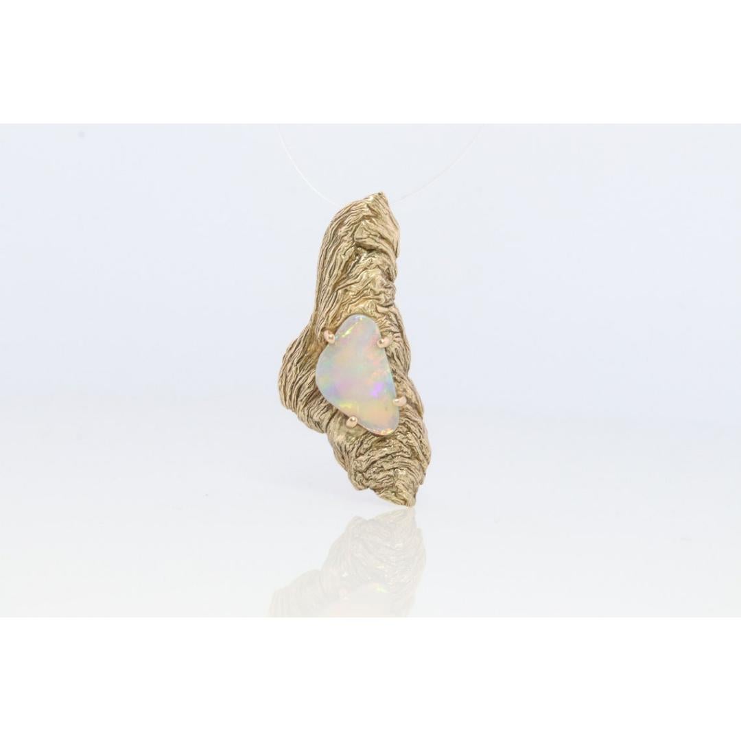 Ciondolo a forma di OPALE con reticolo in 14k. Pendente australiano in cristallo opale e pepita d'oro. in vendita 1