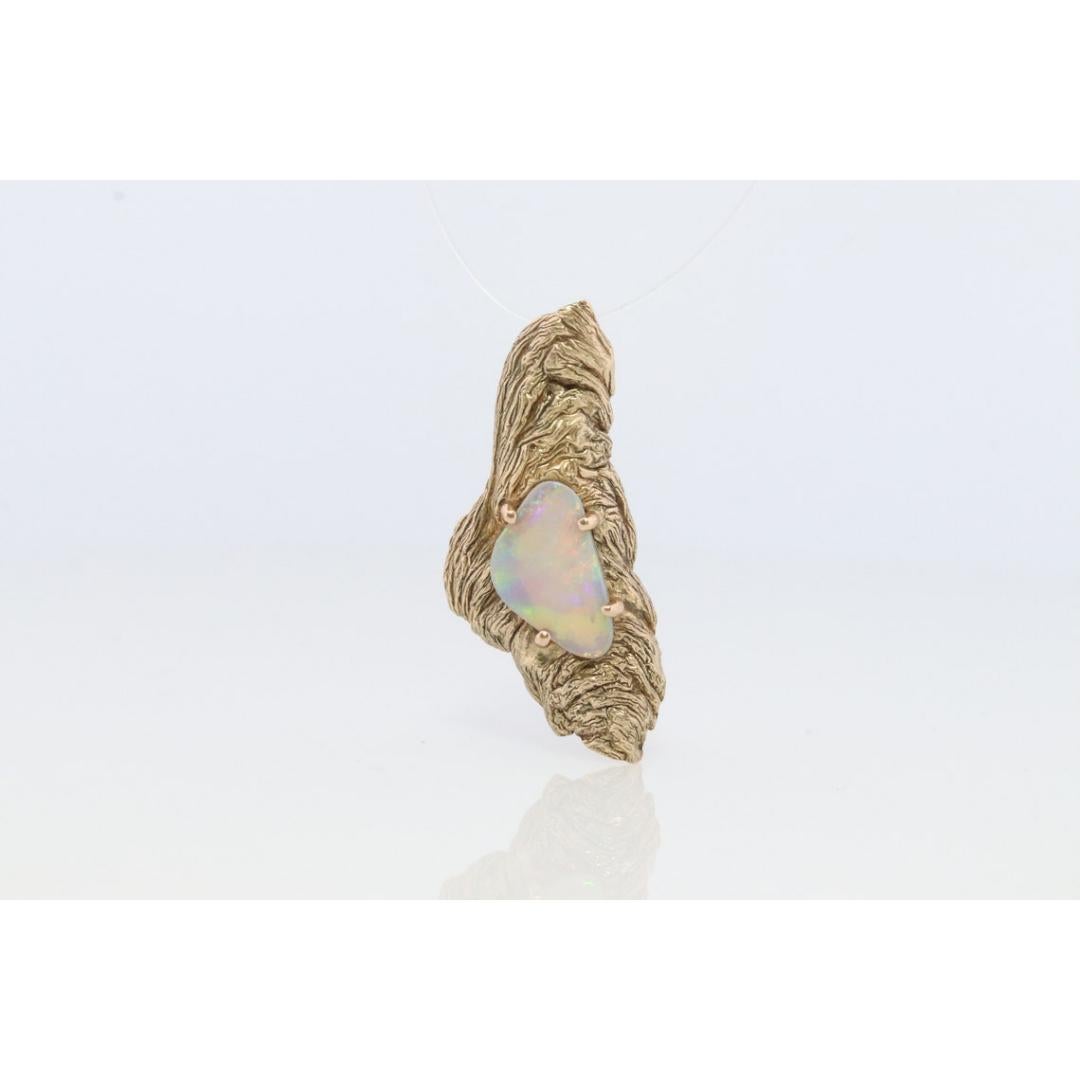 Ciondolo a forma di OPALE con reticolo in 14k. Pendente australiano in cristallo opale e pepita d'oro. in vendita 2