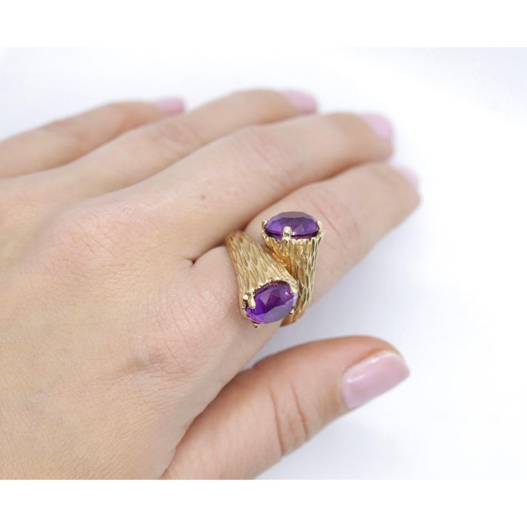 Bague bypass Toi et moi en saphir violet 14 carats. Design en fourrure et bûches lourdes 14 carats en vente 2