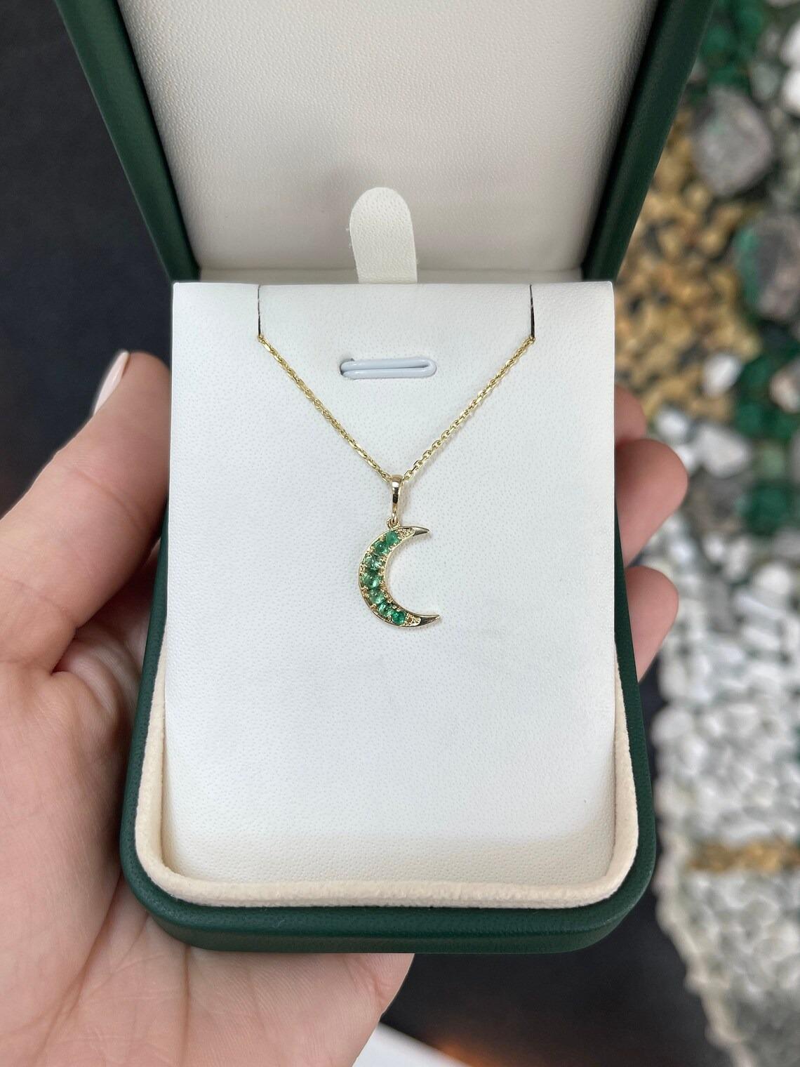 14K Realer natürlicher Smaragd-Halskette mit Halbmond-Anhänger im Rundschliff (Moderne) im Angebot