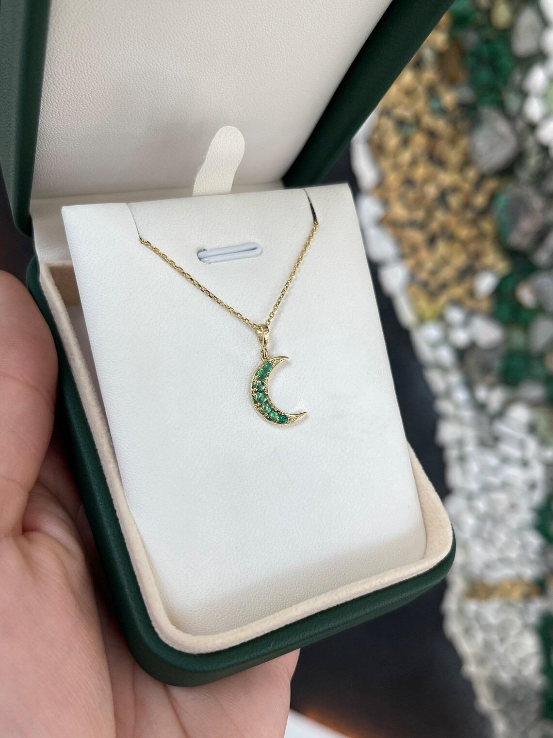 14K Realer natürlicher Smaragd-Halskette mit Halbmond-Anhänger im Rundschliff im Zustand „Neu“ im Angebot in Jupiter, FL