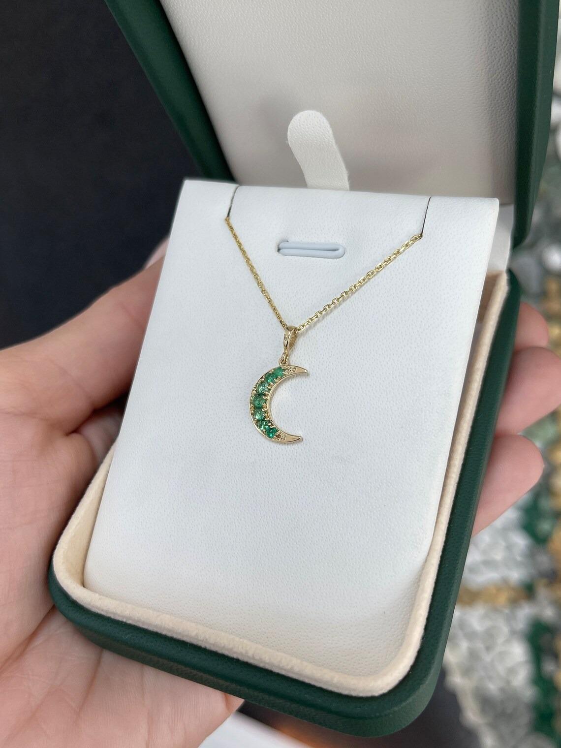 14K Realer natürlicher Smaragd-Halskette mit Halbmond-Anhänger im Rundschliff für Damen oder Herren im Angebot