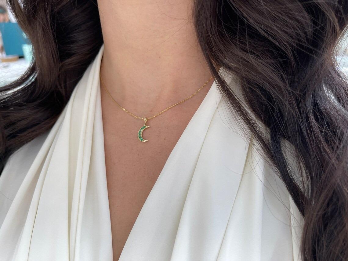 14K Realer natürlicher Smaragd-Halskette mit Halbmond-Anhänger im Rundschliff im Angebot 1