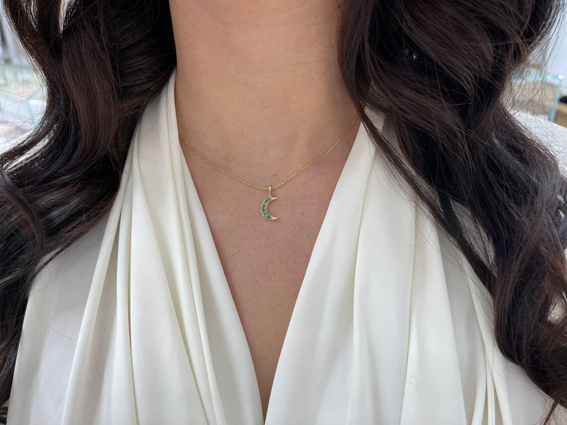 14K Realer natürlicher Smaragd-Halskette mit Halbmond-Anhänger im Rundschliff im Angebot 2