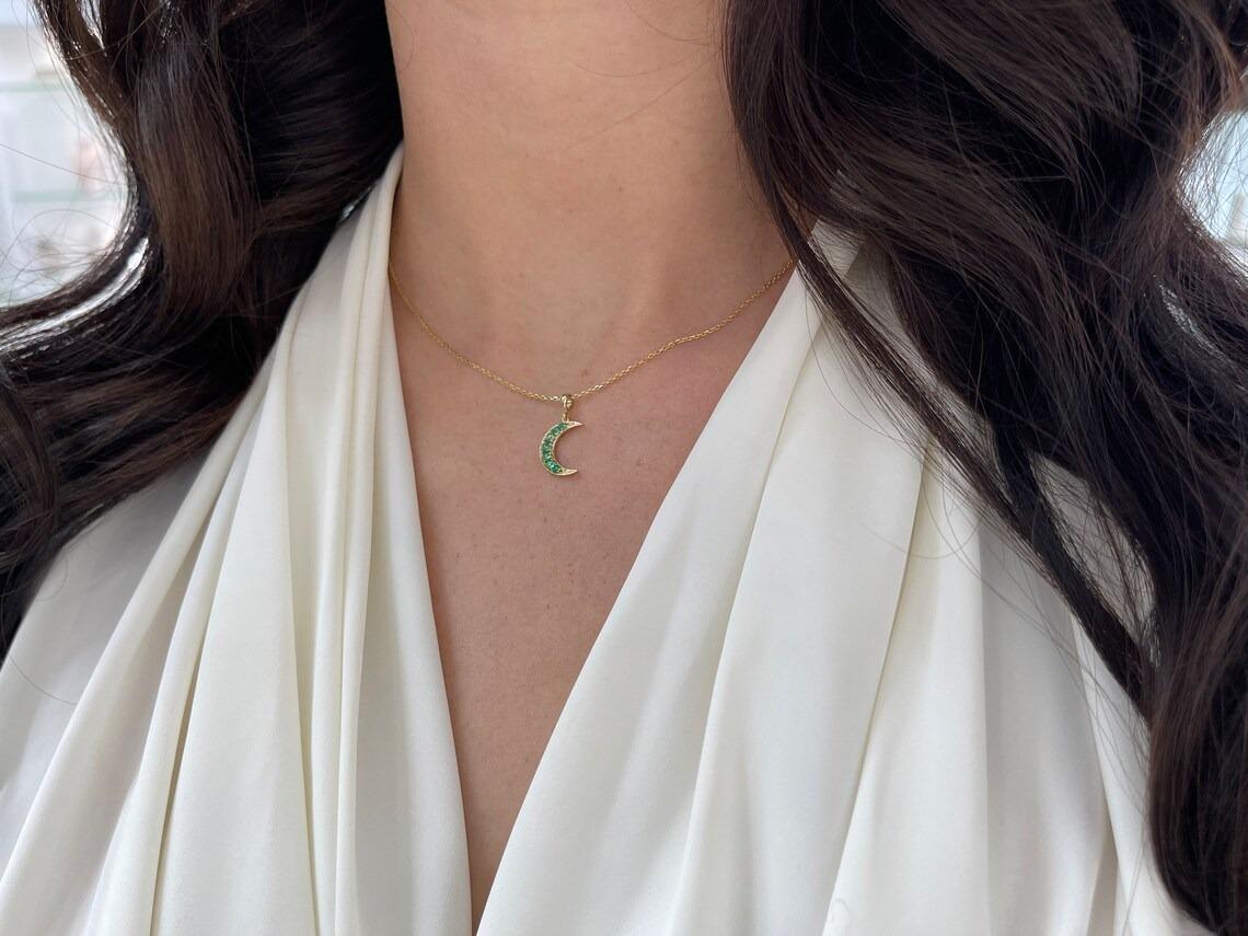 14K Realer natürlicher Smaragd-Halskette mit Halbmond-Anhänger im Rundschliff im Angebot 3