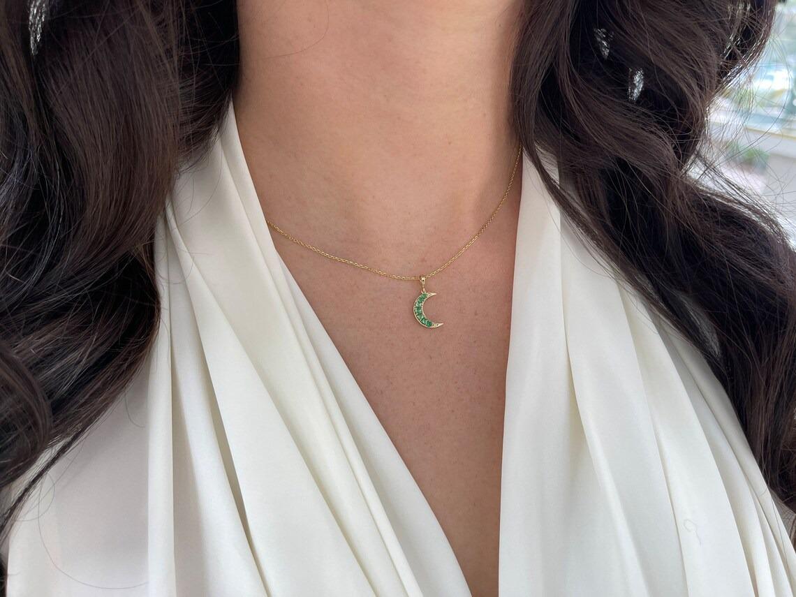 14K Realer natürlicher Smaragd-Halskette mit Halbmond-Anhänger im Rundschliff im Angebot 4