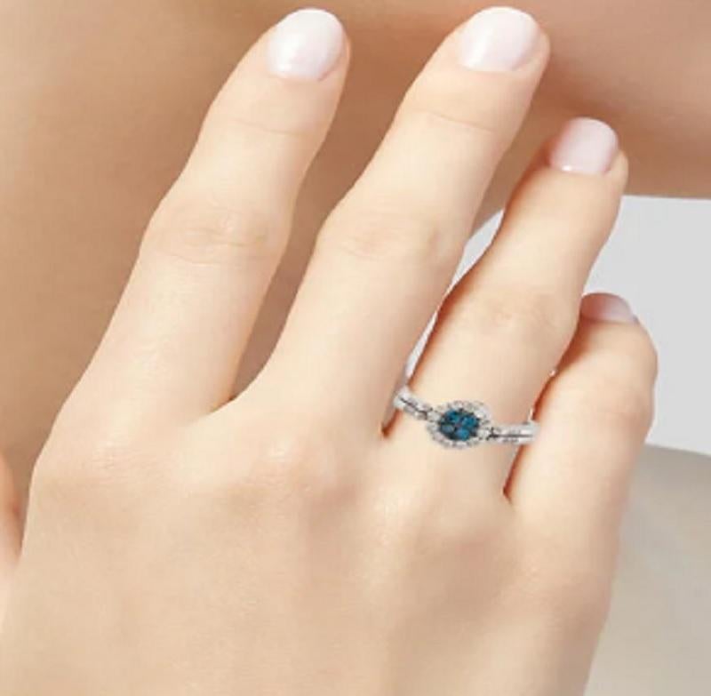 Dies ist ein wunderschönes wendbares  Ring aus massivem 14-karätigem Weißgold mit natürlichen Diamanten. Die auffälligen runden Brillanten mit blauer und klarer Farbe  haben ein großes Funkeln in sich!

*****
Einzelheiten:
►Metall: Weißgold
►Gold