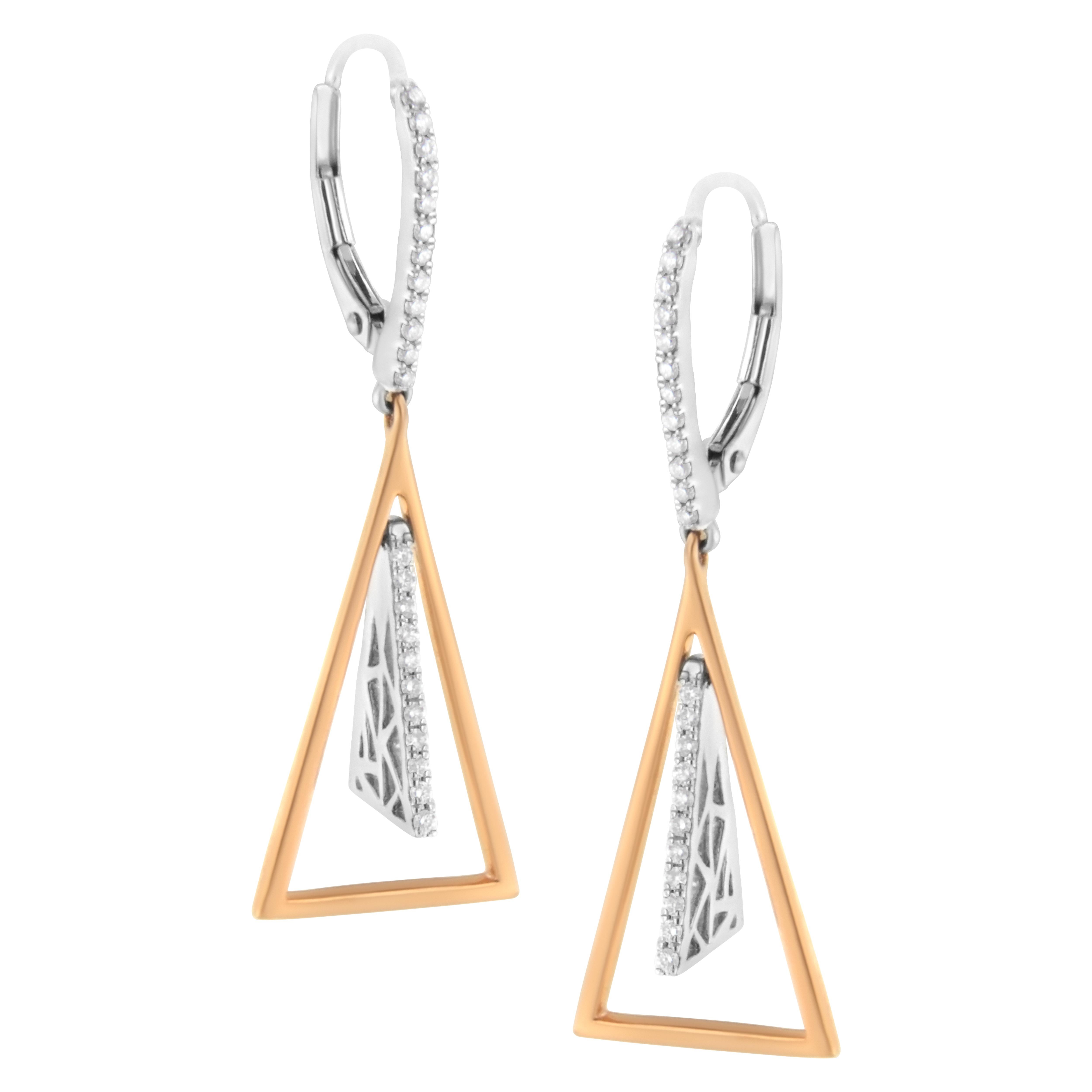Avvolgiti nell'incantevole melodia del lusso con questi orecchini in oro rosa e bianco 14K, progettati per imitare il delicato sussurro di una campana a vento. Ogni orecchino sospende con grazia uno scintillante elemento in oro bianco, incrostato di