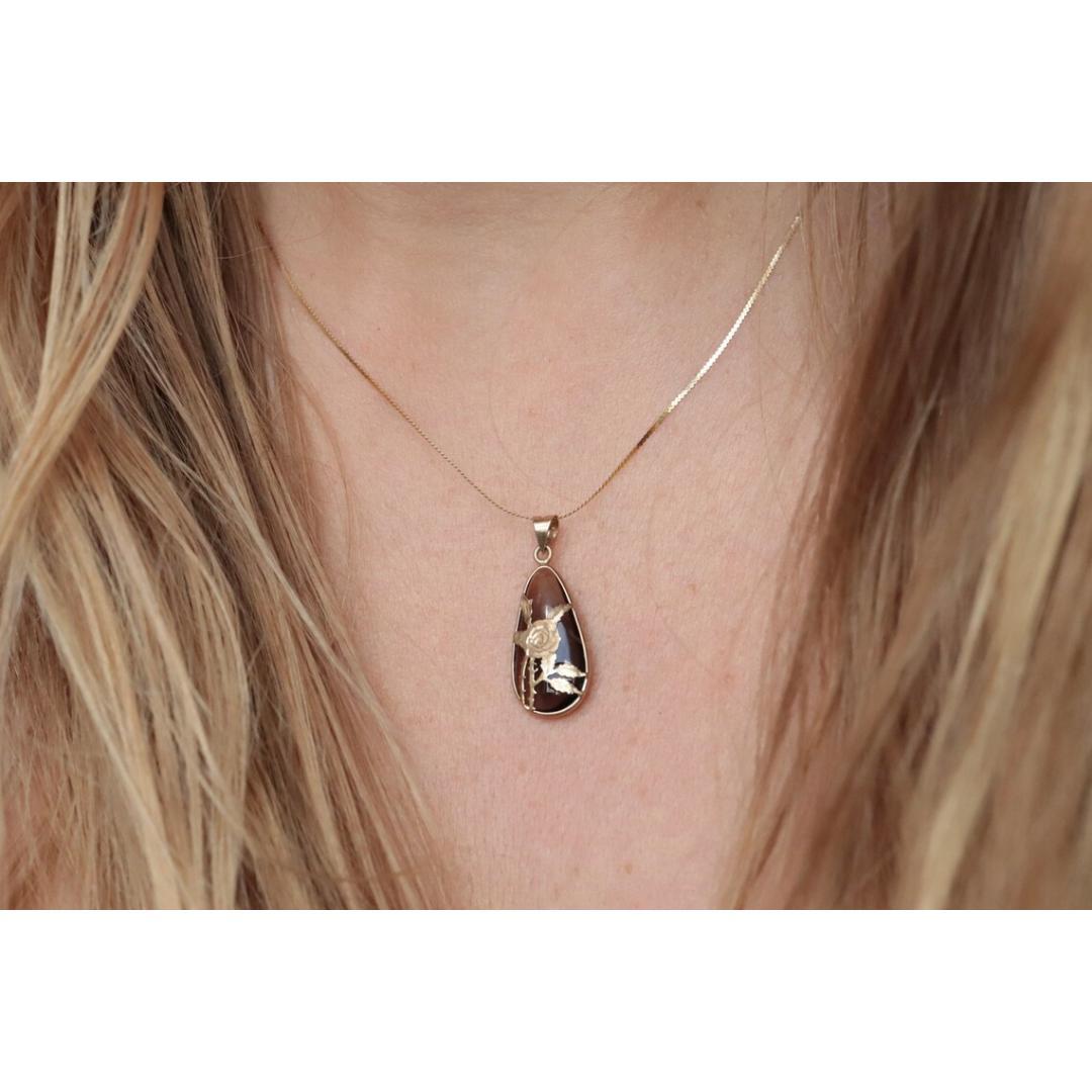 Vintage degli anni '80
Materiali: Oro
Pietra preziosa: Quarzo
Chiusura: Anello a D. A.
Stile della catena: Serpentina
Stile: Metà secolo

Lunghezza della collana: 15 pollici

Rosa preziosa impressa in un'incastonatura che orna il quarzo