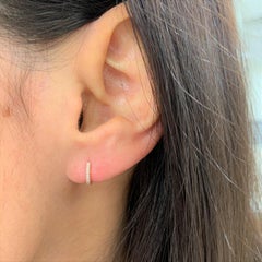 Orecchini a cerchio Huggie in oro rosa 14K con diamante da 0,05 carati