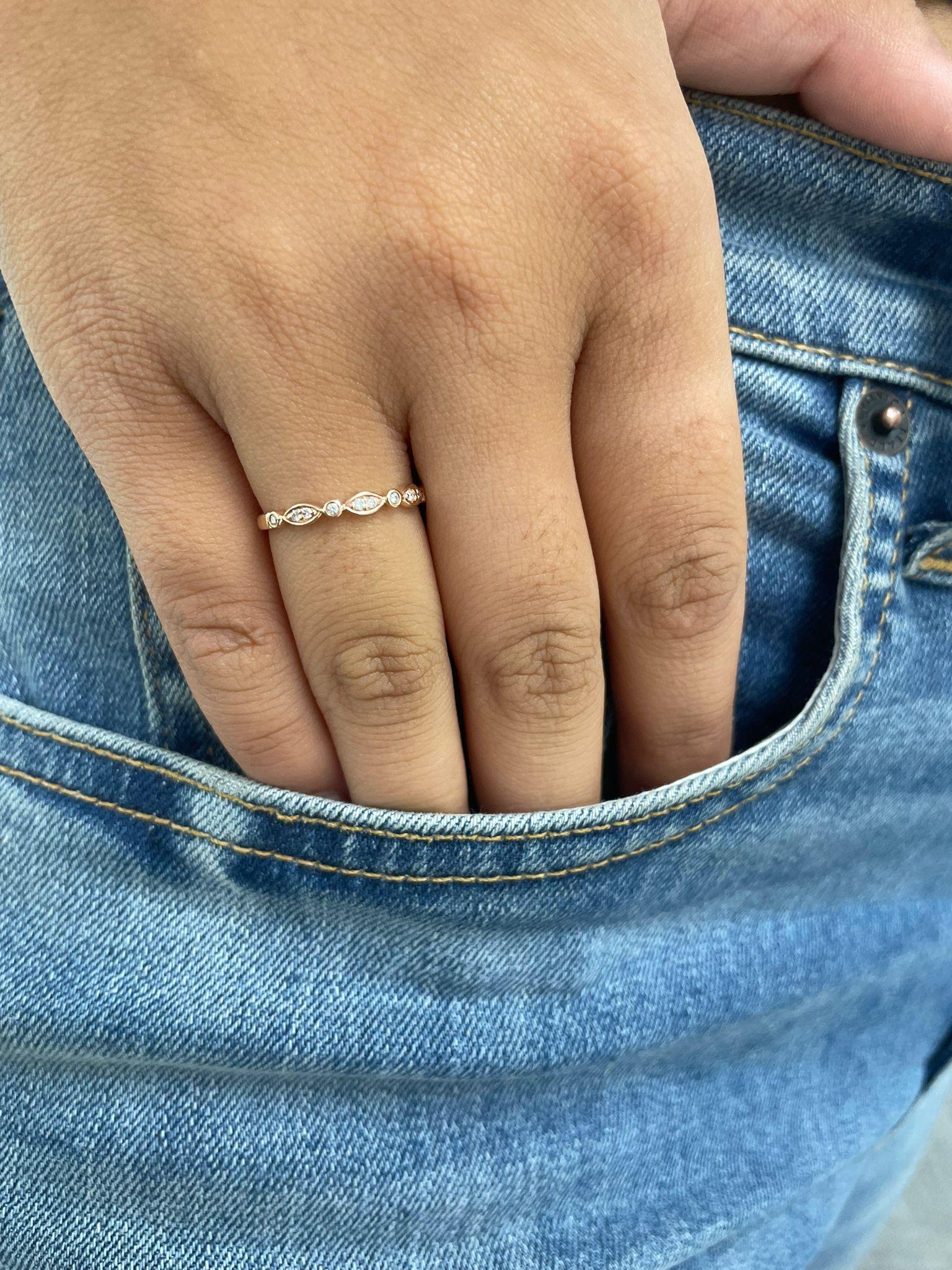 Contemporaneo Fascia di diamanti in oro rosa 14K da 0,10 carati per lei in vendita