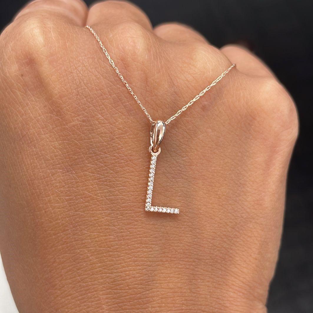 Collana con ciondolo con iniziale dell'alfabeto: Splendida collana d'oro con catenina lunga 16-18 pollici e diametro dell'iniziale di 13 mm con diamanti rotondi da 0,09 ct a 0,12 ct, che ti permette di mostrare il tuo nome, il nuovo cognome o l'alma