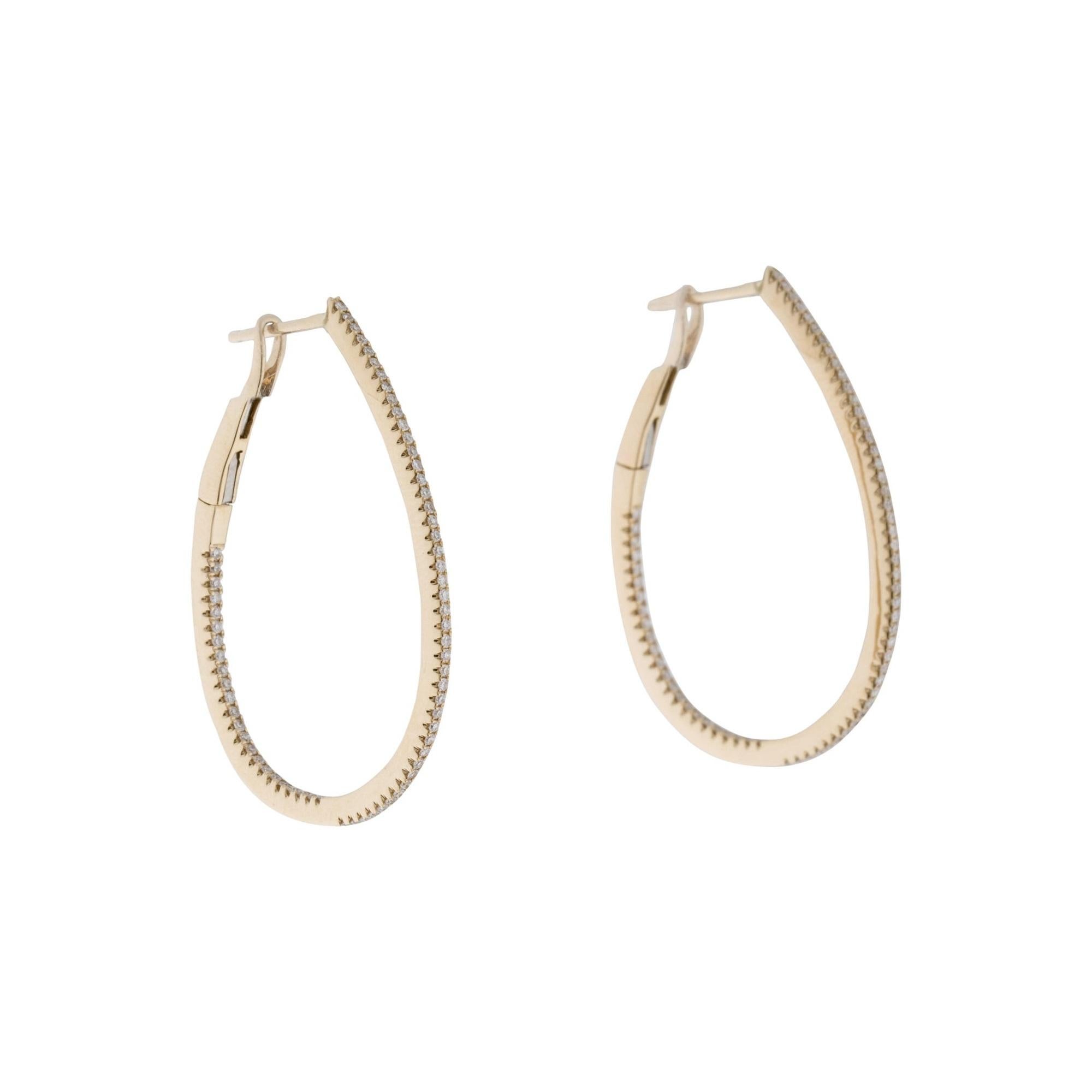 Mettez vos lobes en valeur grâce à la brillance classique de ces luxueuses boucles d'oreilles en forme de poire ! Un éventail éblouissant de diamants s'allume de haut en bas du motif réalisé en or blanc ou jaune 14k. Les dos à levier permettent une