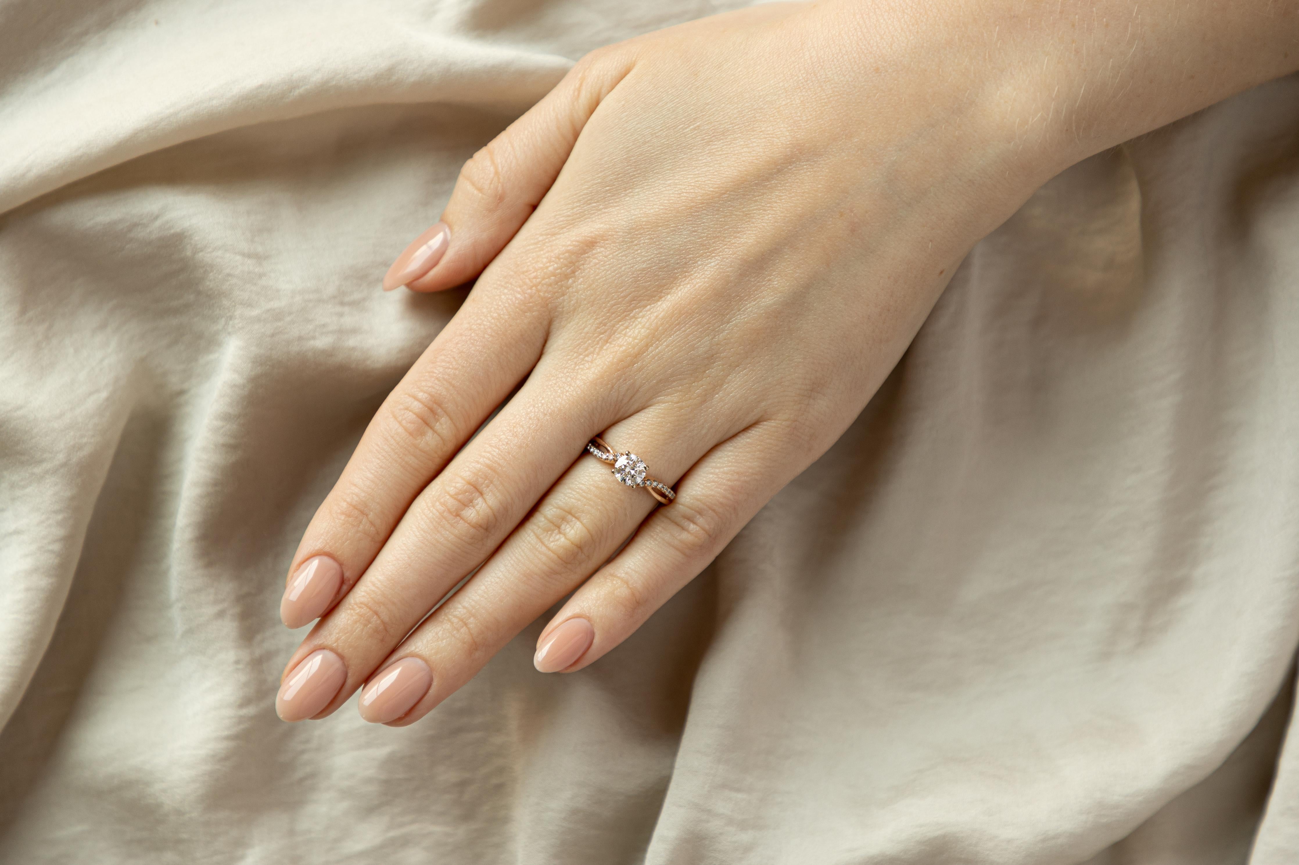 14K Rose Gold 0.80 Carat Round Brilliant Diamond Twist Band Engagement Ring For Sale 3