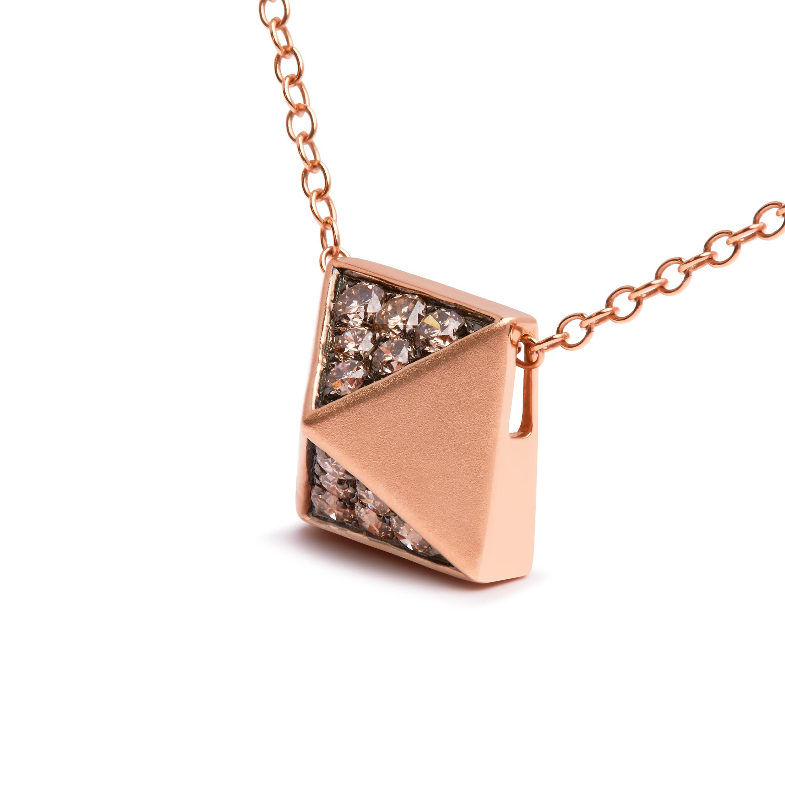 Moderno Collana con ciondolo a piramide in oro rosa 14K con diamante marrone da 1/4 Cttw con finitura opaca in vendita
