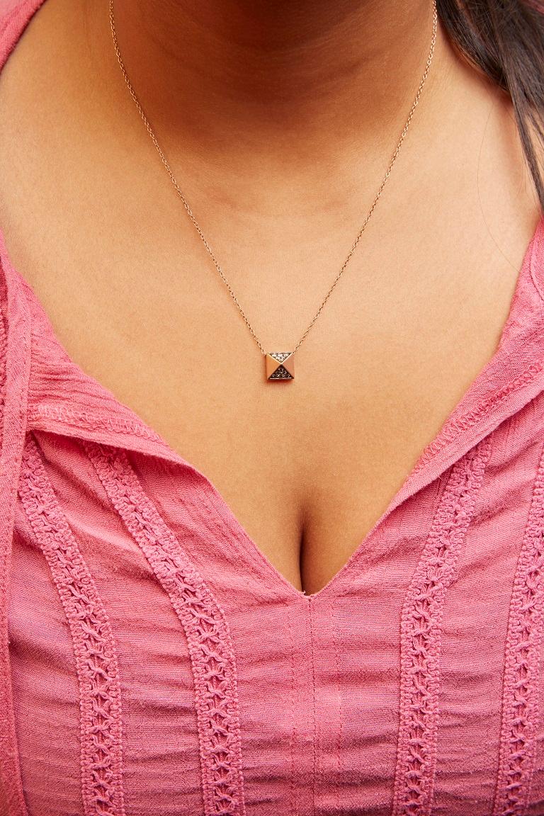 Collana con ciondolo a piramide in oro rosa 14K con diamante marrone da 1/4 Cttw con finitura opaca In condizioni Nuovo in vendita a New York, NY