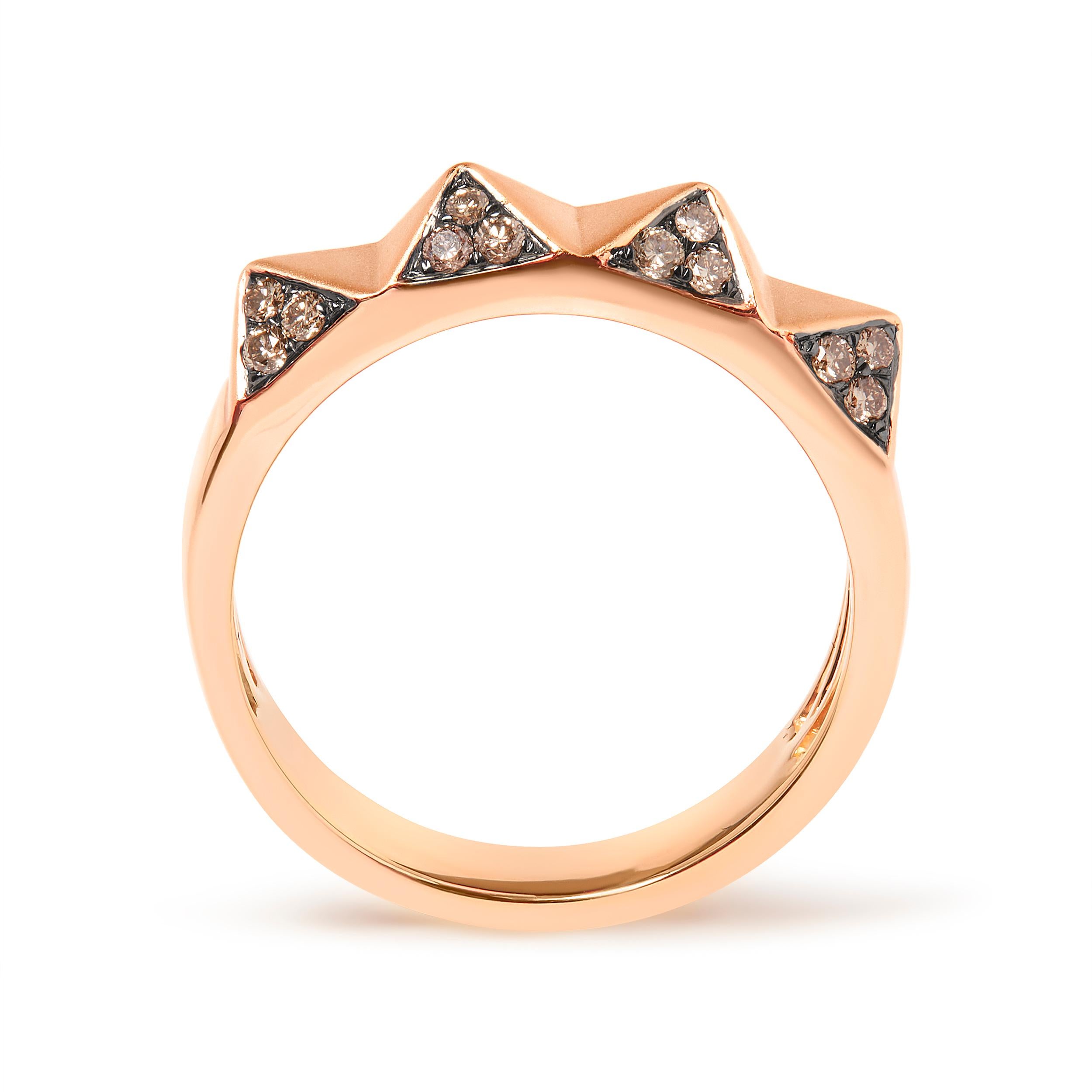 Tauchen Sie ein in die Eleganz dieses exquisiten Rings, der meisterhaft aus lustrantinem 14-karätigem Roségold gefertigt ist. Sein einzigartiges Pyramidenband-Design, eingebettet in natürliche braune Diamanten der Reinheit SI1-SI2, zelebriert die