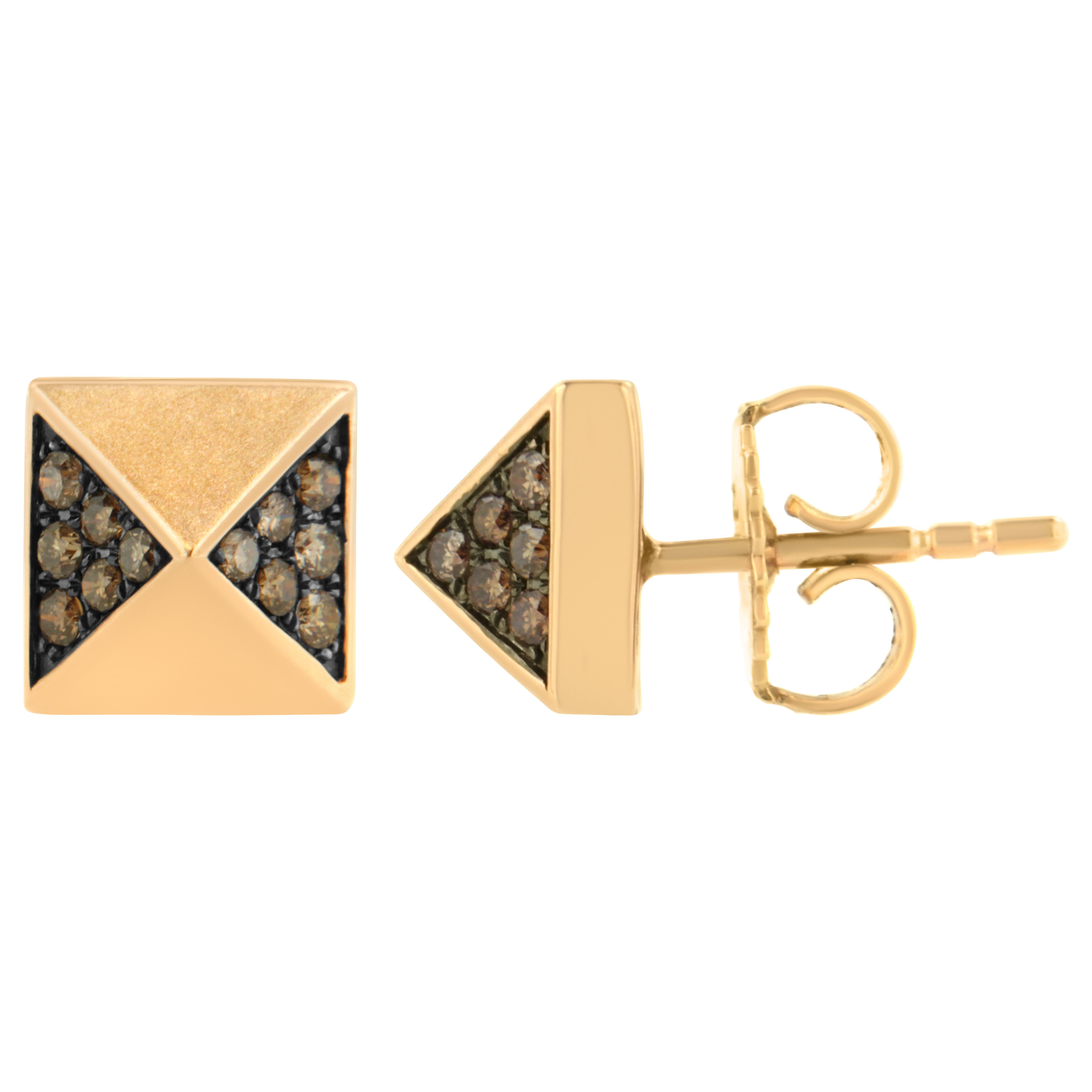Immergiti nella sottile opulenza di questi orecchini in oro rosa 14K, realizzati con maestria in un ipnotico design a perno piramidale. La superficie di ogni orecchino è una miscela armoniosa di ricca brillantezza e raffinata semplicità, suddivisa