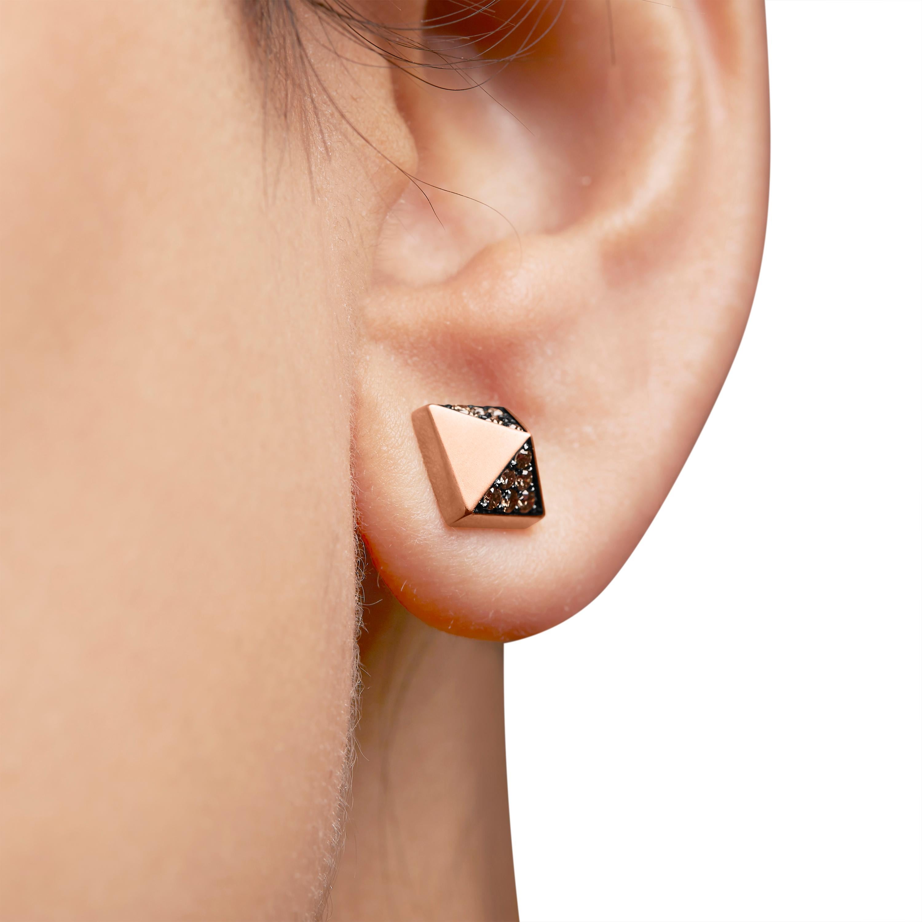 Orecchino a piramide con diamante marrone da 1/4 di carato in oro rosa 14K In condizioni Nuovo in vendita a New York, NY