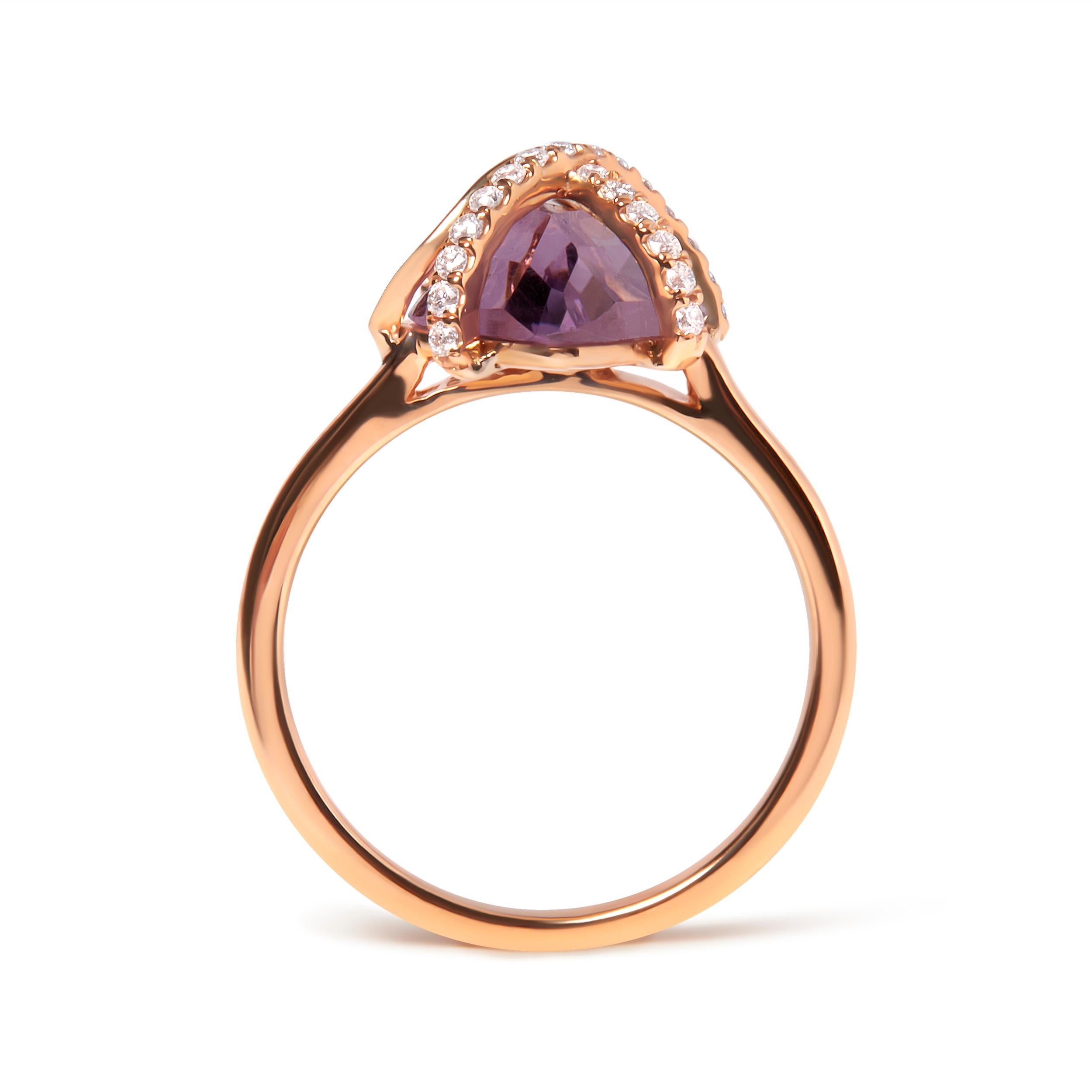 Tauchen Sie ein in die verführerische Anziehungskraft dieses exquisiten Cocktailrings aus Roségold, bei dem der Reichtum eines natürlichen 15x15 mm großen violetten Amethysts die Aufmerksamkeit auf sich zieht. Eingefasst in 14-karätiges Roségold,