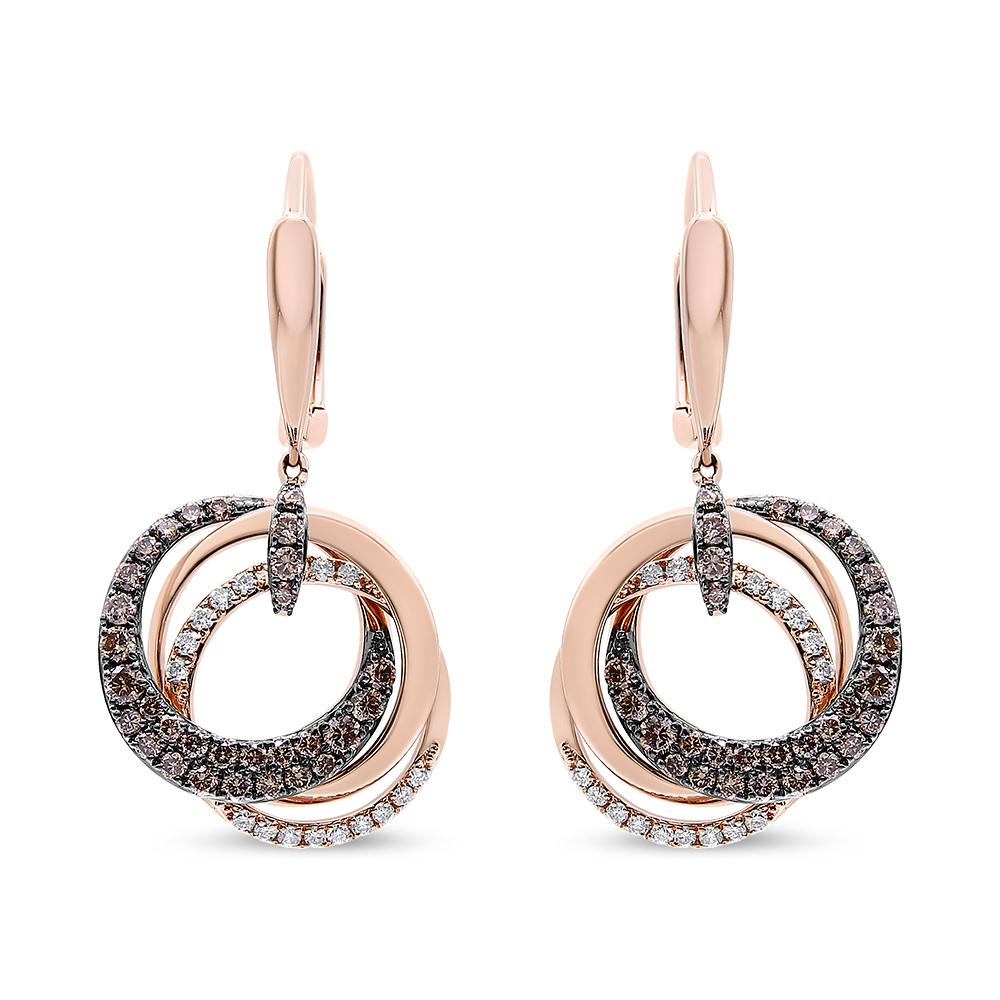 Wir präsentieren die einzigartigen Triple Circle Diamond Earrings, die fachmännisch in einem zeitgenössischen Design aus 14 Karat Roségold gefertigt sind. Diese Ohrringe bestehen aus einer nahtlosen Symphonie von drei ineinandergreifenden Reifen,
