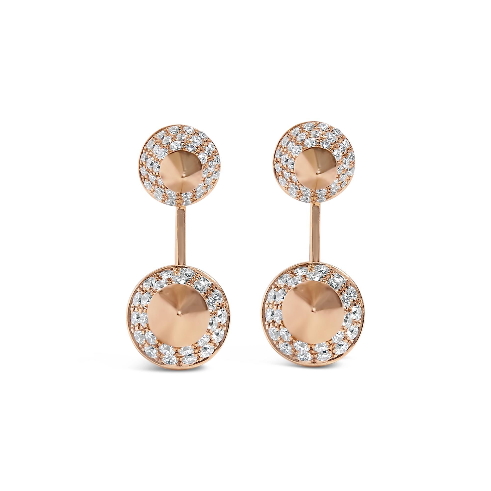 Plongez dans l'allure énigmatique de ces exquises boucles d'oreilles, élégamment façonnées dans un somptueux or rose 14K. Conçue pour captiver et charmer, chaque pièce présente fièrement une structure moderne à double cône, les deux éléments étant