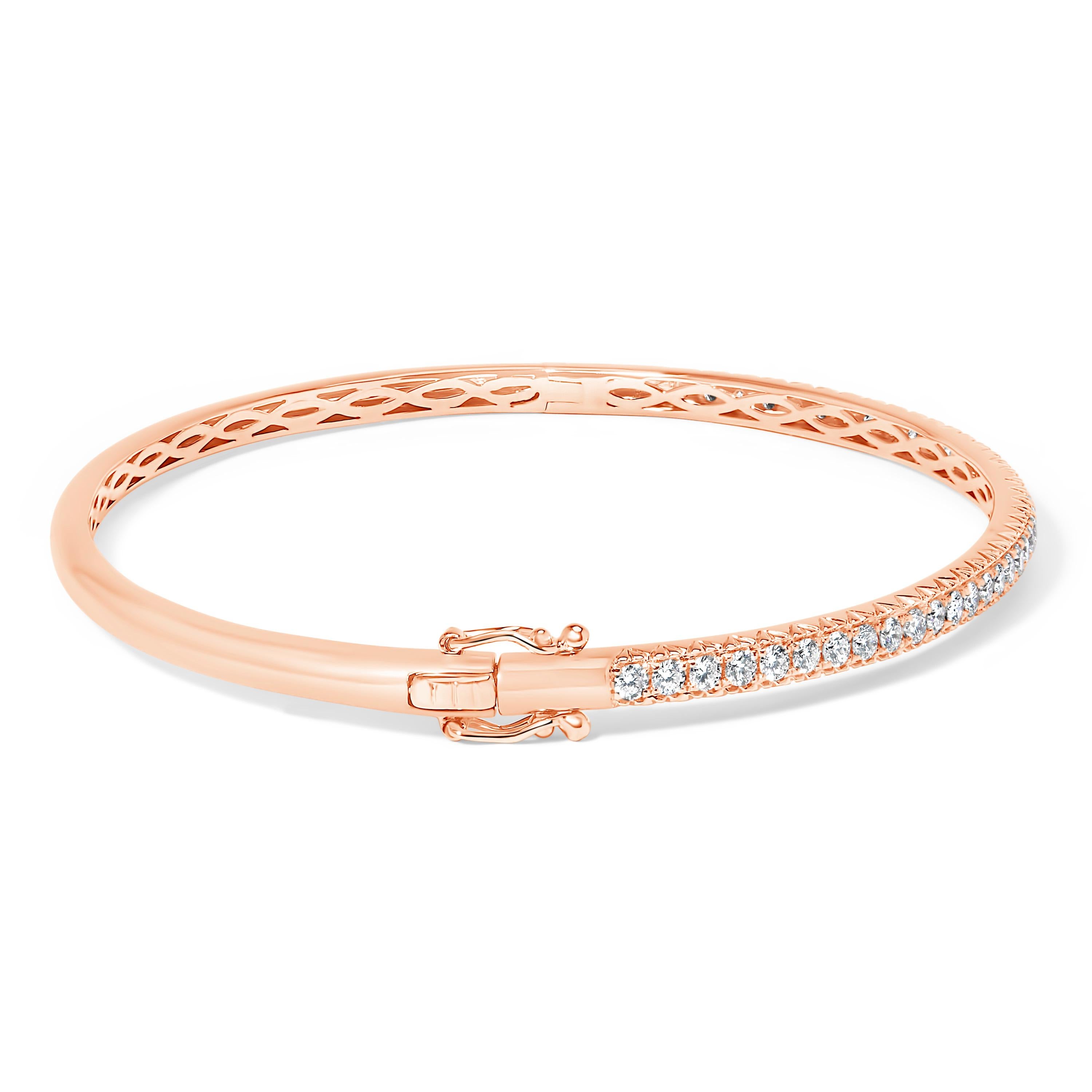 Abbraccia un'eleganza senza tempo con questo squisito braccialetto in oro rosa 14K, riccamente incrostato con 1,0 carati di diamanti naturali. Ogni gemma rotonda brilla di una brillantezza incandescente, incastonata in un'incastonatura che ne esalta