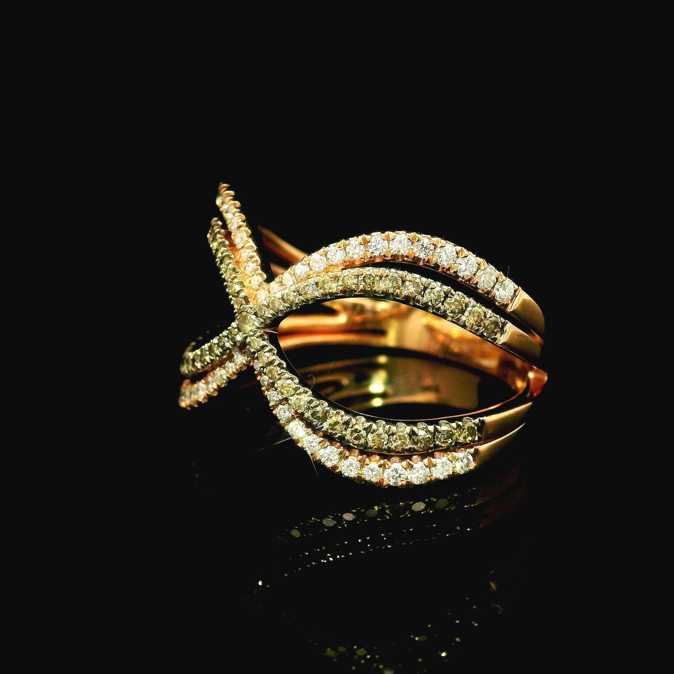 Bague croisée de 14 carats avec diamants blancs et champagne fantaisie de 1 carat Excellent état - En vente à Montclair, NJ