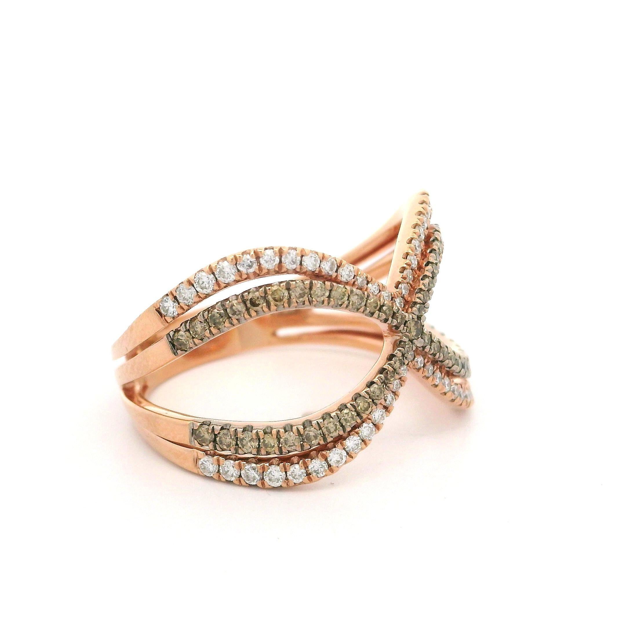 Bague croisée de 14 carats avec diamants blancs et champagne fantaisie de 1 carat en vente 2