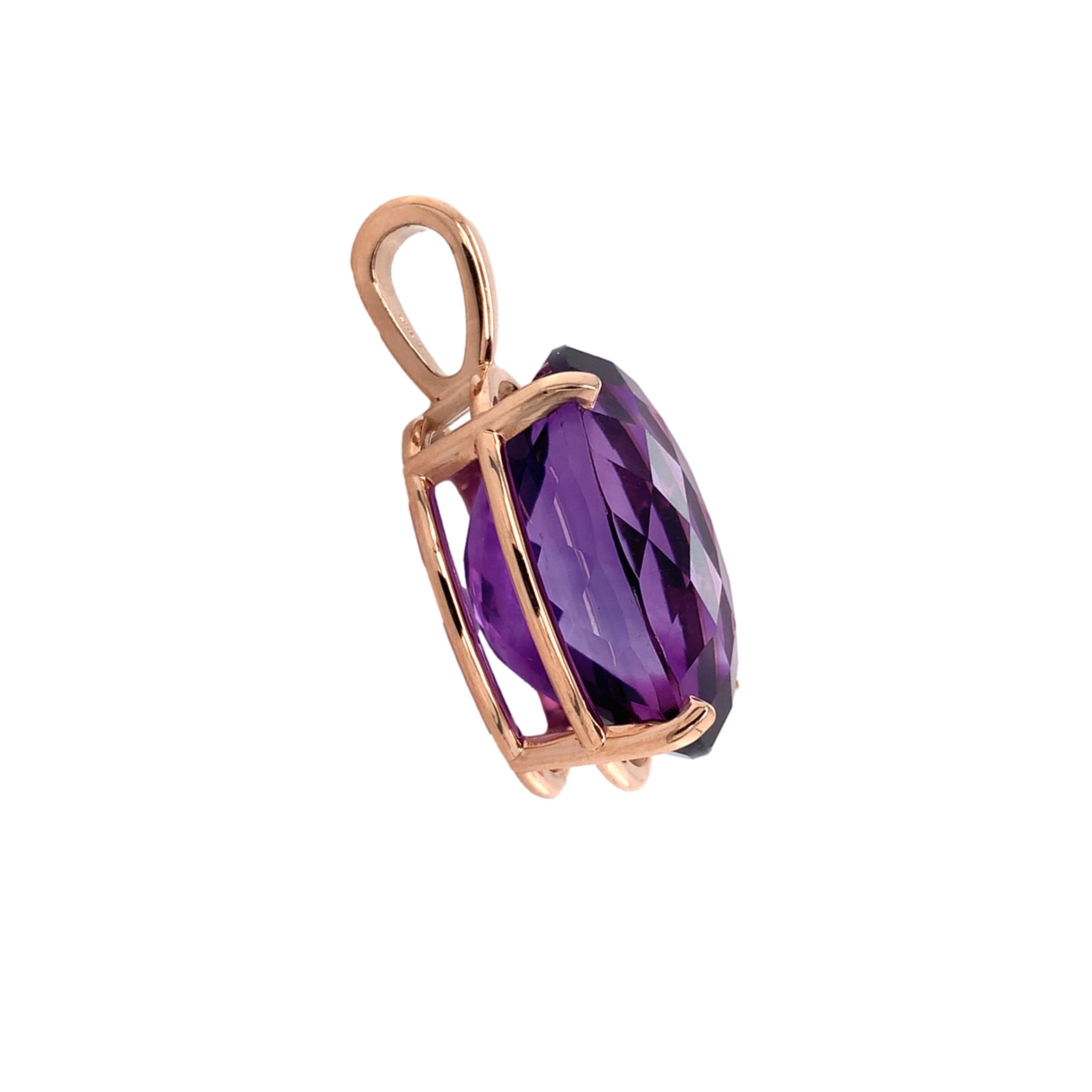 Ciondolo in oro rosa 14K con ametista estratta dalla terra del peso di 20,56 carati. L'ametista ovale è di colore medio-scuro e misura circa 20,8 mm x 14,3 mm. L'ametista ha una parte superiore a scacchiera. Il ciondolo misura 9/16