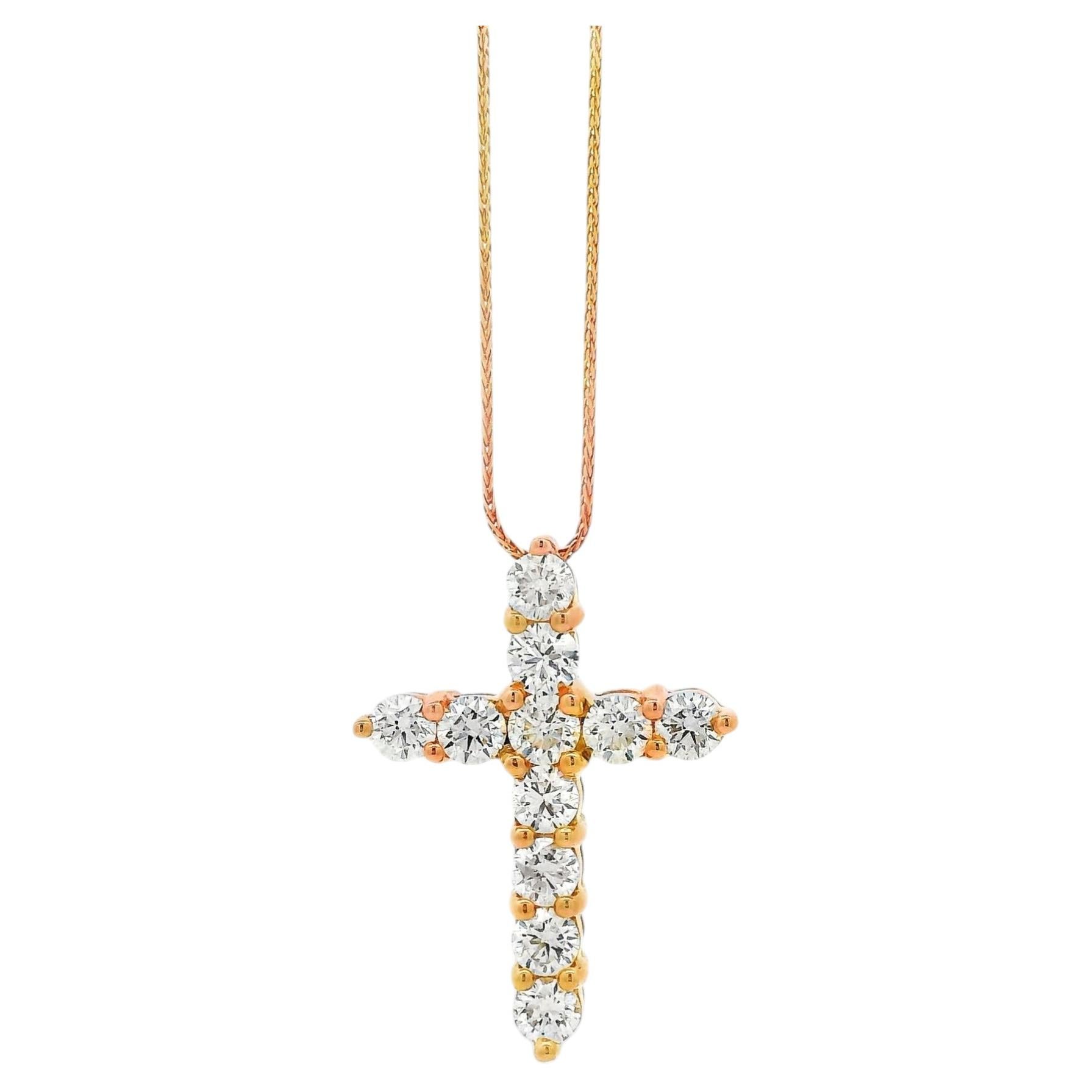 Collana con ciondolo a croce in oro rosa 14k con diamanti rotondi da 2,25 carati