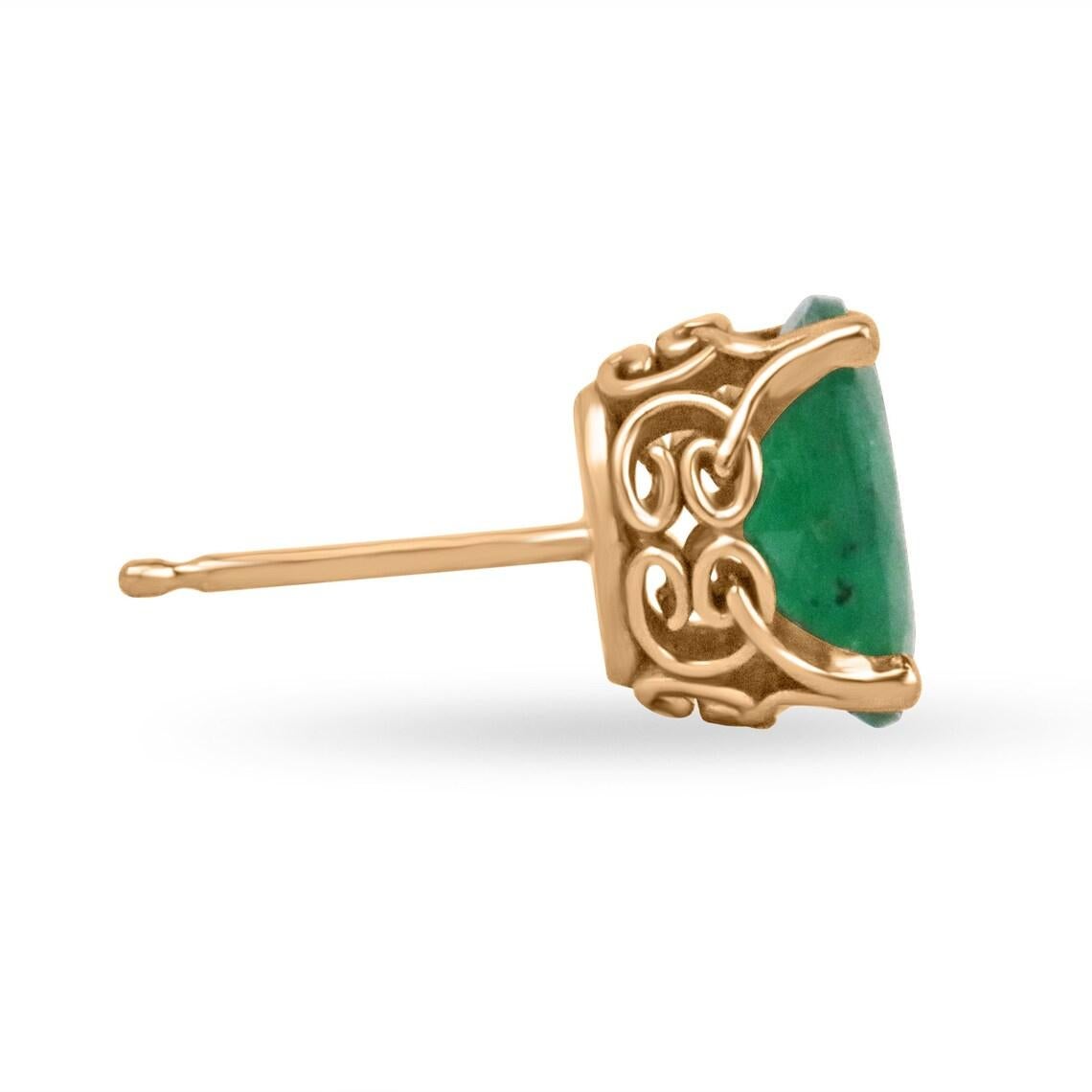 Voici un superbe ensemble de clous d'oreilles en émeraude ovale, fabriqués à la main en or jaune 14 carats. Les émeraudes présentées sont de RARES émeraudes de couleur vert de mer moyen avec une bonne transparence, accentuées par une monture de