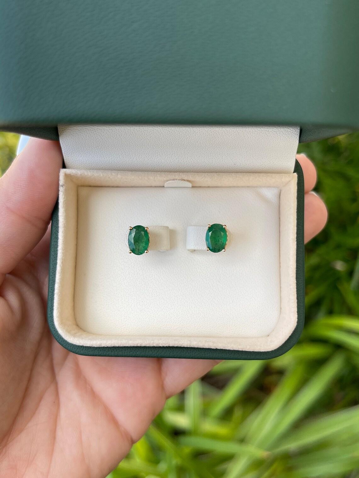 Taille ovale Boucles d'oreilles Fleur De Lis en or rose 14K 2.50tcw Oval Emerald Studs en vente