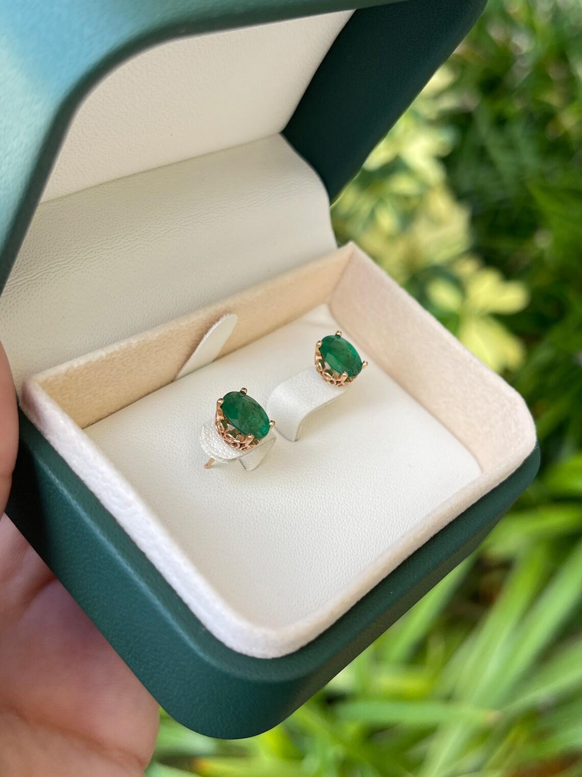 Boucles d'oreilles Fleur De Lis en or rose 14K 2.50tcw Oval Emerald Studs Neuf - En vente à Jupiter, FL