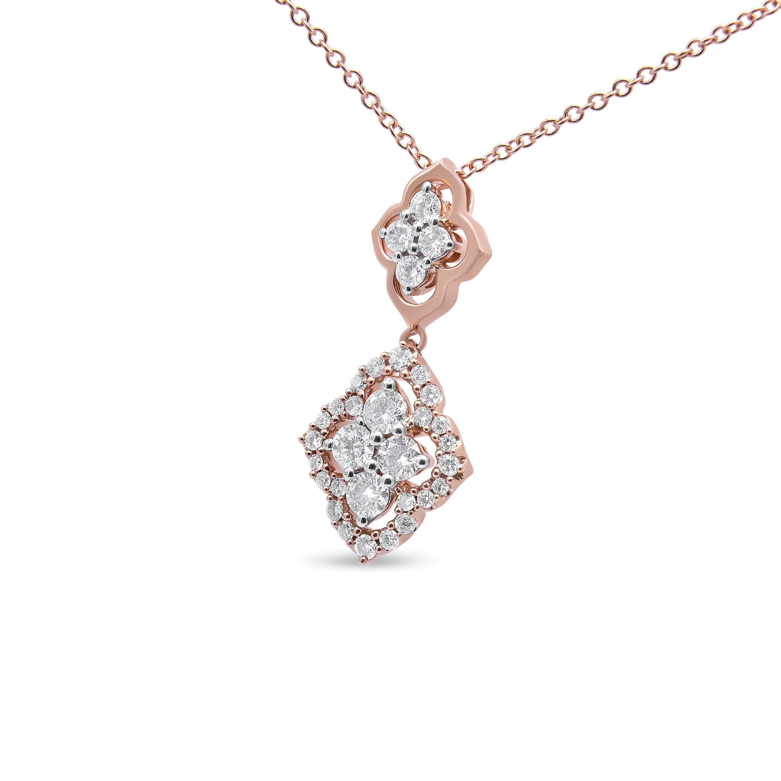 Accrochez vos tenues avec ce collier à pendentifs en diamants exquis. Ce pendentif d'inspiration géométrique présente deux motifs quadrilobés uniques. Le quadrilobe supérieur présente quatre diamants blancs ronds en serti clos partagé, entourés d'un