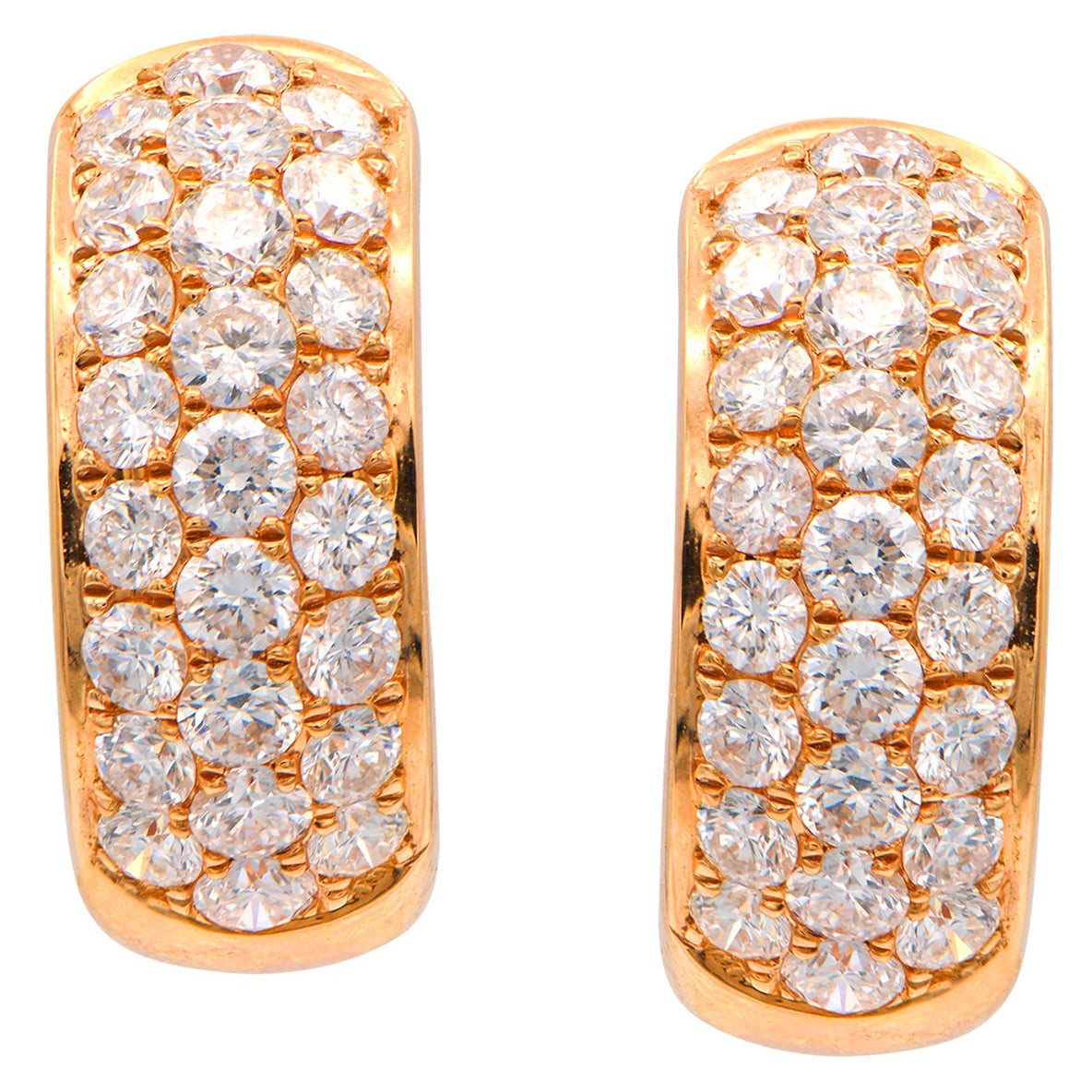 Ces magnifiques boucles d'oreilles sont composées de 4,6 grammes d'or rose 14 carats. Chacune d'entre elles comporte 3 rangées de diamants de couleur VS2, G. Le poids total des diamants est de 1,50 carats, soit 50 diamants ronds. Ces boucles