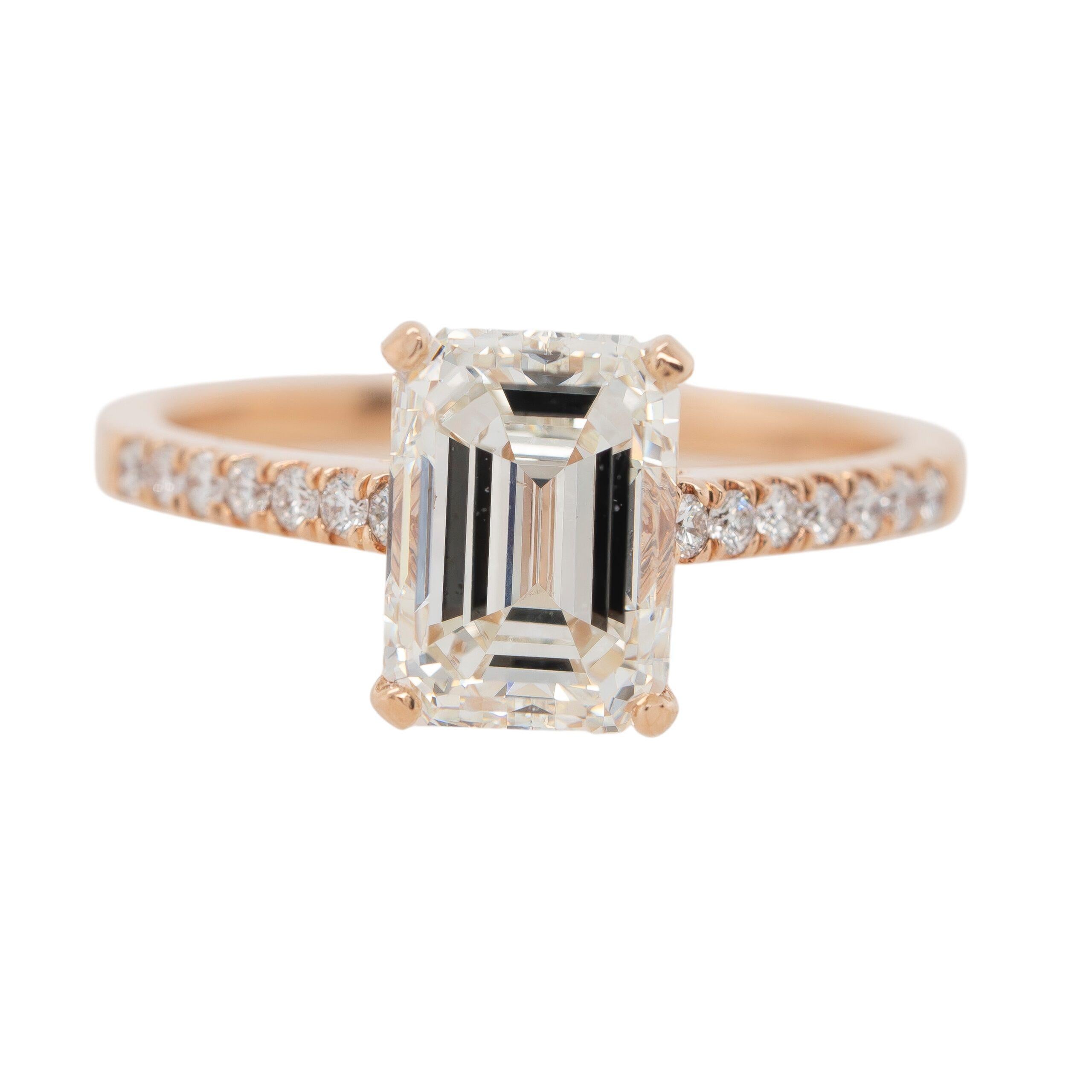 Este exquisito anillo de compromiso de oro rosa de 14k es una mezcla perfecta de elegancia y modernidad. La pieza central es un impresionante diamante talla esmeralda de 3,01 quilates, certificado por GIA (Informe #2211072101). Con una graduación K